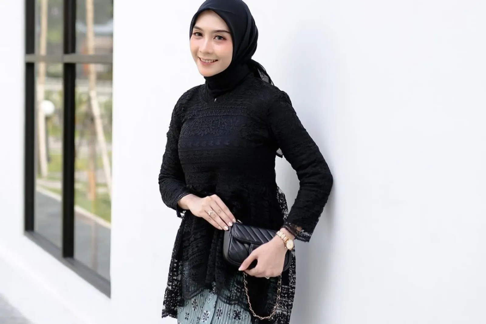 6 Ide OOTD Rok Plisket untuk Kondangan, Anggun dan Elegan!