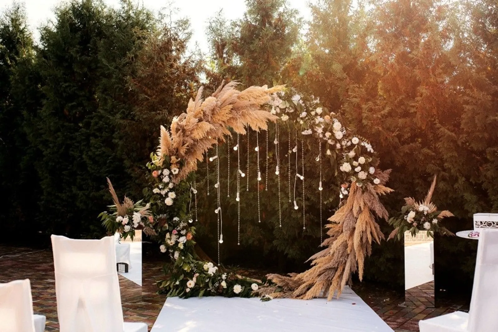 10 Ide Altar Pernikahan Outdoor, Bikin Momen Sakral Makin Istimewa