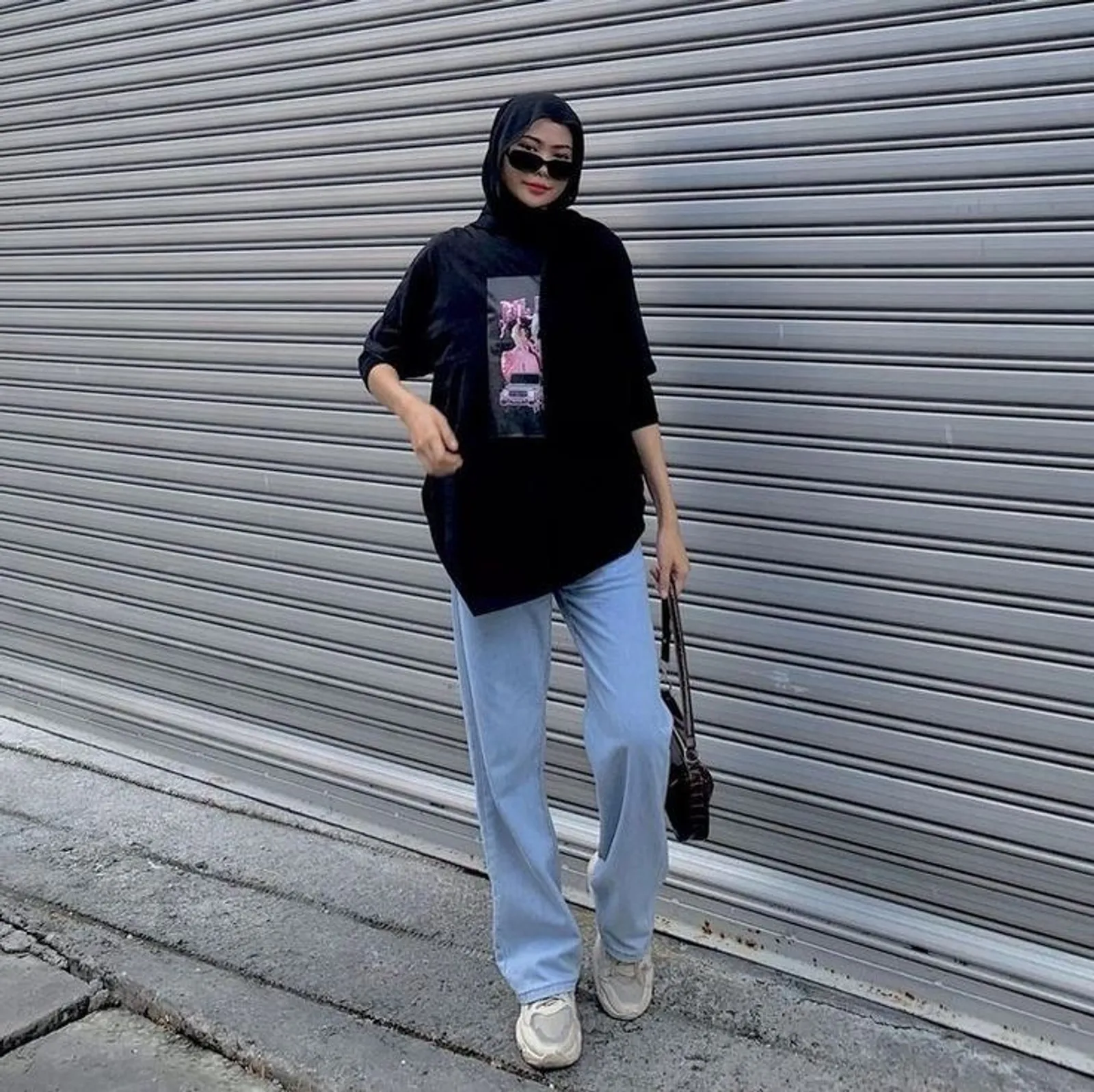 7 OOTD Hijab Kaus Lengan Pendek Hitam untuk Tampil a La Cewek Mamba