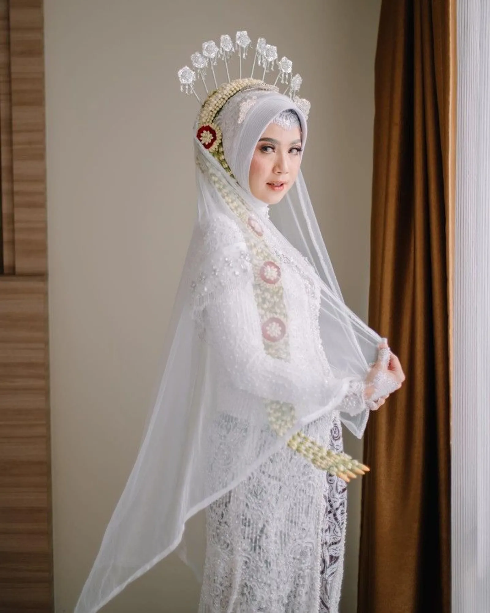 Baju Pengantin Adat Jawa Hijab Modern, Memesona!