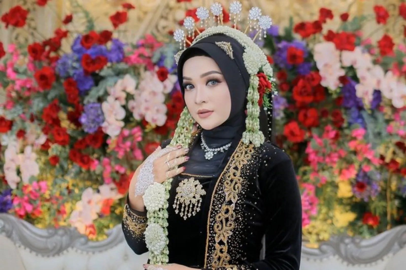 Baju Pengantin Adat Jawa Hijab Modern, Memesona!