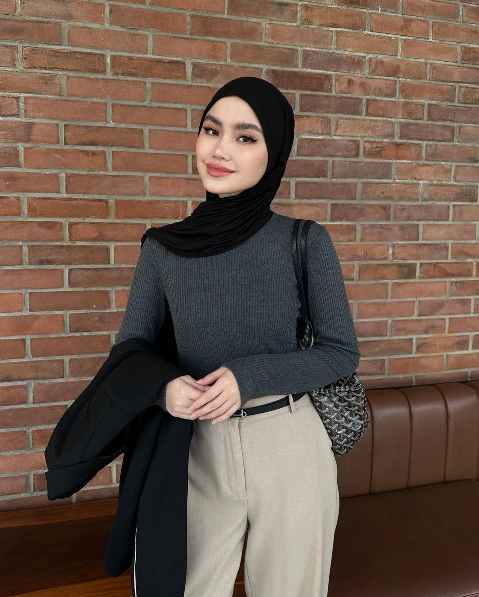 Dark Grey Cocok Dengan Warna Apa untuk Outfit yang Kece?