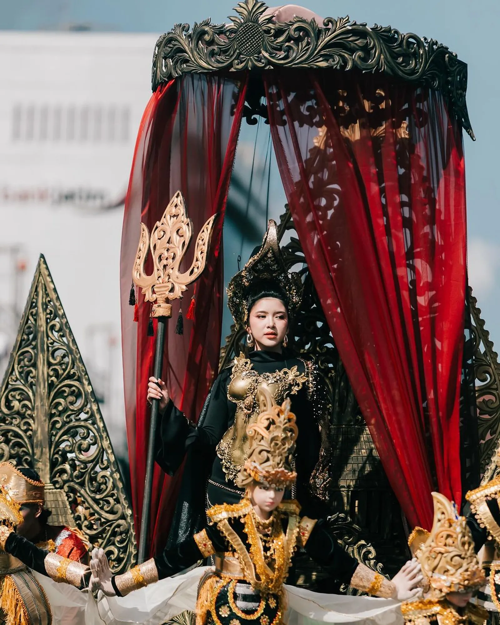 Deretan Gaya Publik Figur di Parade Jember Fashion Carnaval 2024