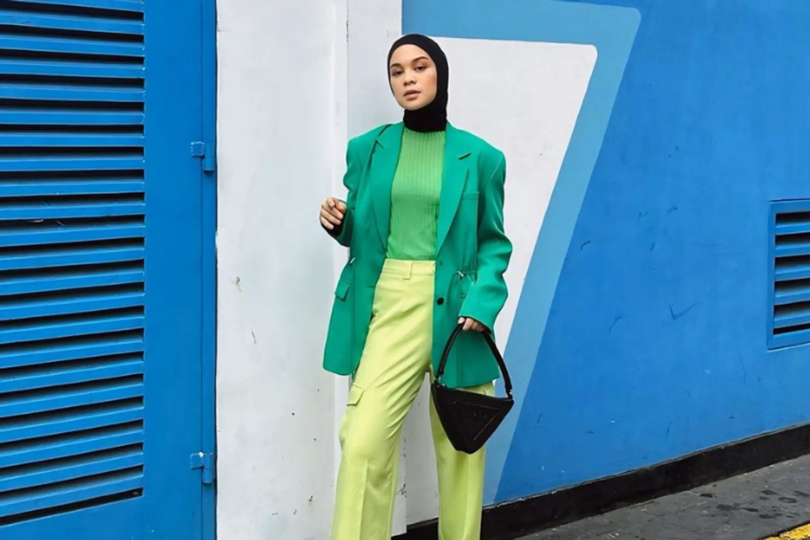 5 Inspirasi OOTD Manset Rajut Kekinian yang Hijab Friendly