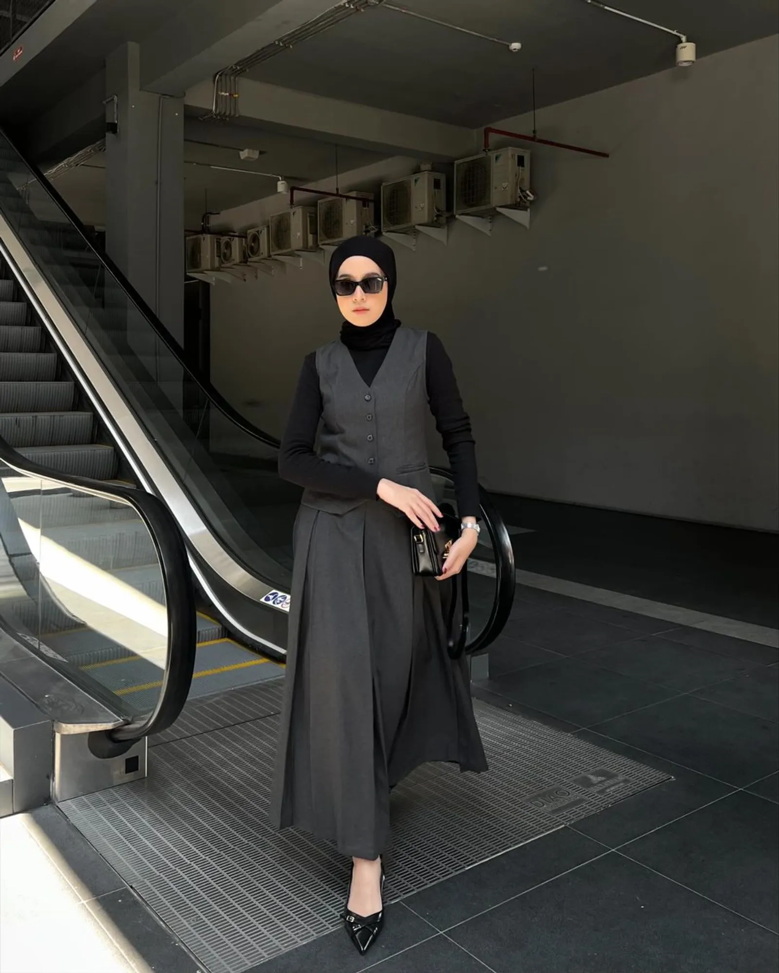 5 Inspirasi OOTD Manset Rajut Kekinian yang Hijab Friendly