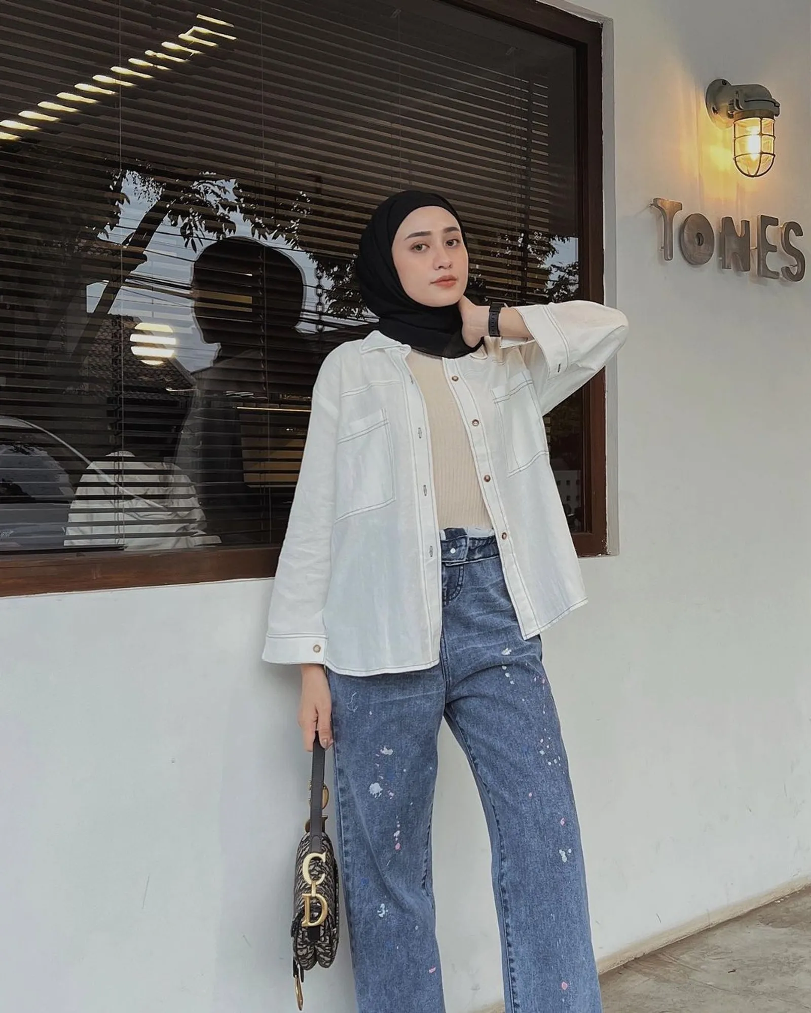 5 Inspirasi OOTD Manset Rajut Kekinian yang Hijab Friendly