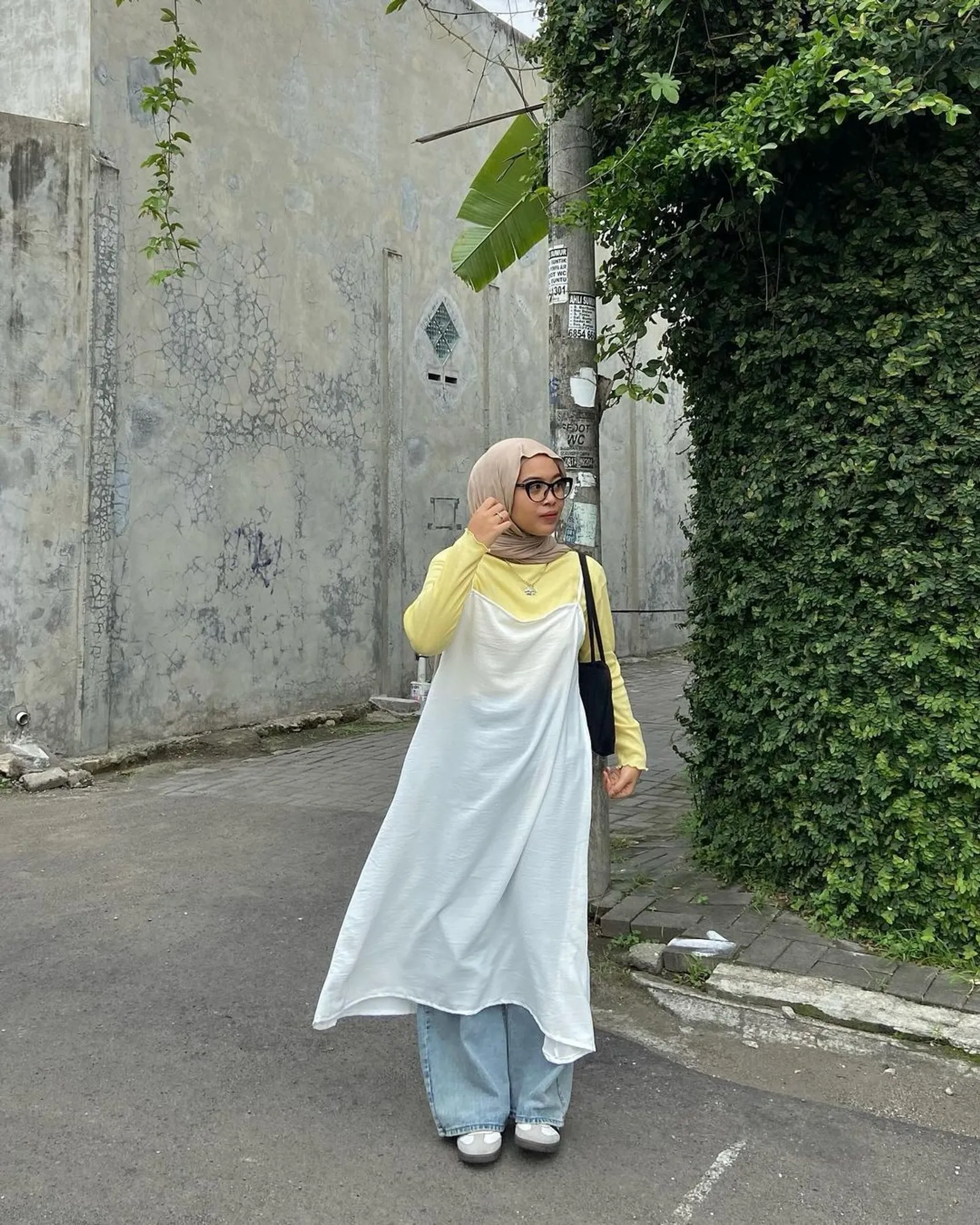 5 Inspirasi OOTD Manset Rajut Kekinian yang Hijab Friendly