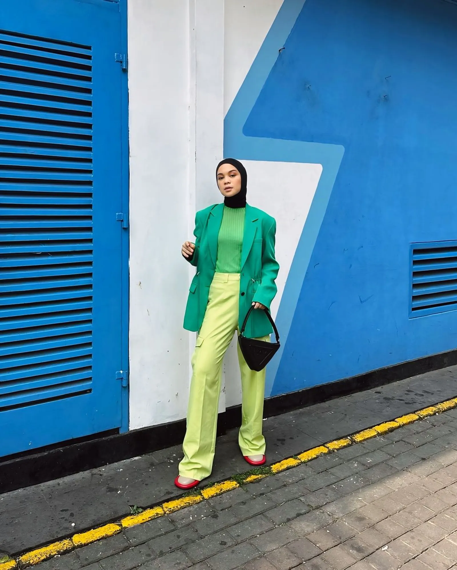 5 Inspirasi OOTD Manset Rajut Kekinian yang Hijab Friendly