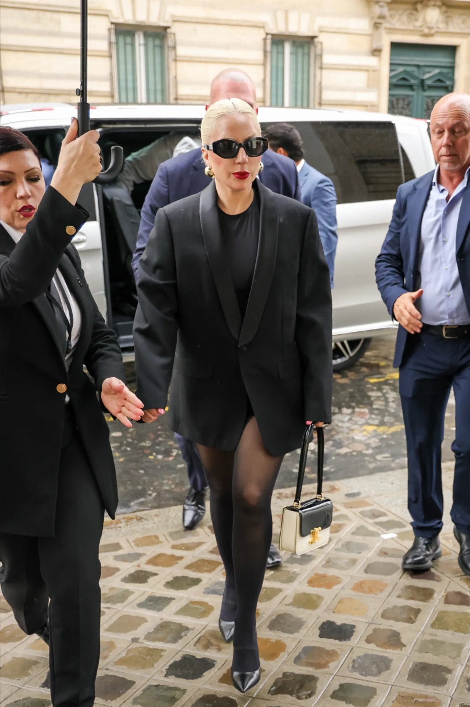 Penampilan Street Style Kece a La Lady Gaga Pakai Outfit CELINE