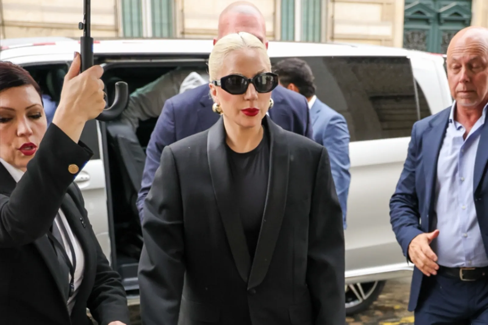 Penampilan Street Style Kece a La Lady Gaga Pakai Outfit CELINE