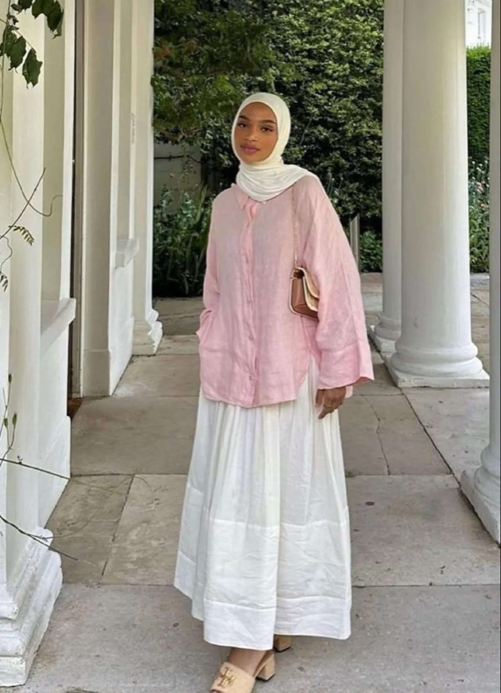 10 Ide OOTD Rok Putih yang Anggun dan Feminin, Manis!