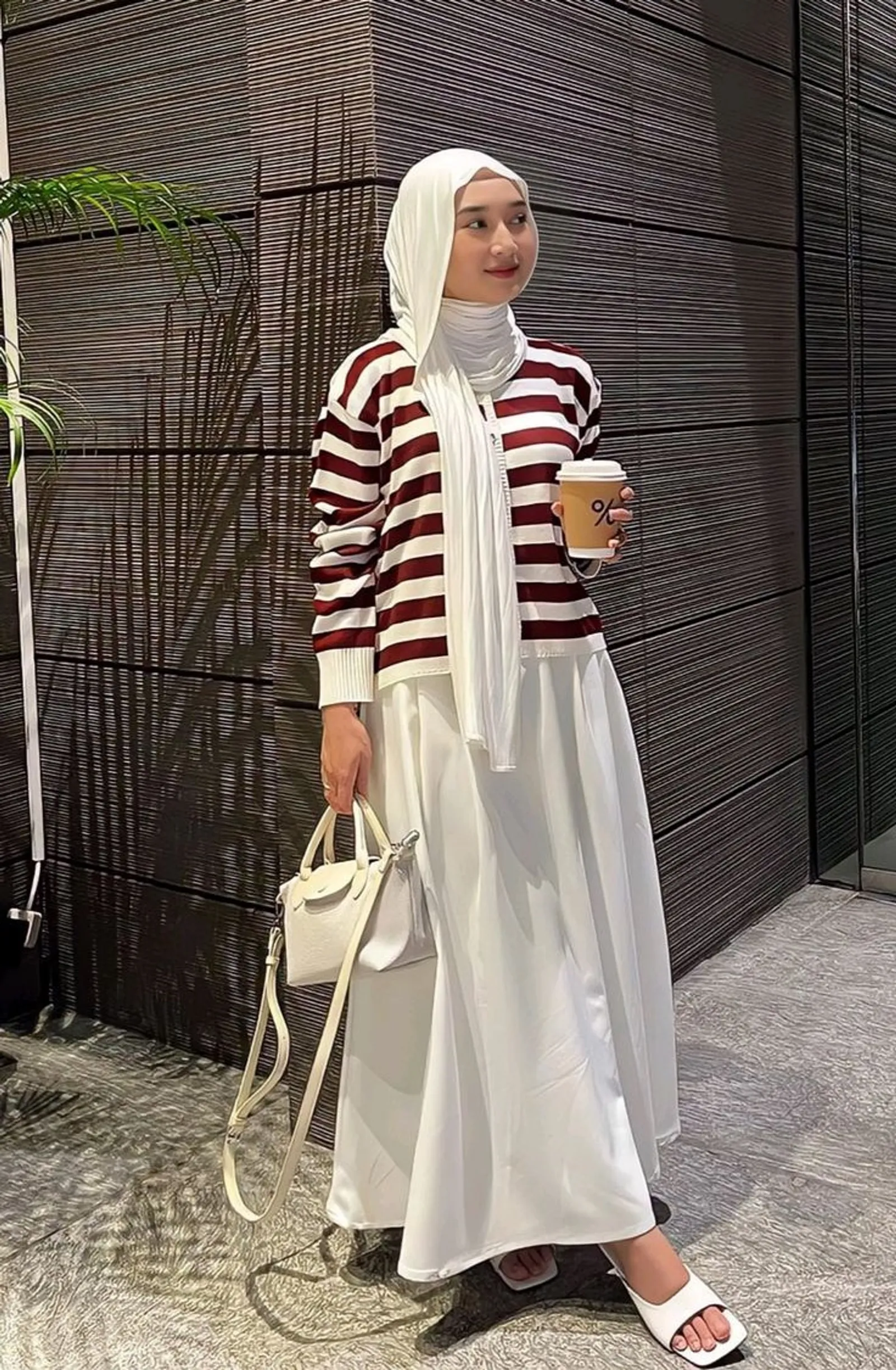 10 Ide OOTD Rok Putih yang Anggun dan Feminin, Manis!