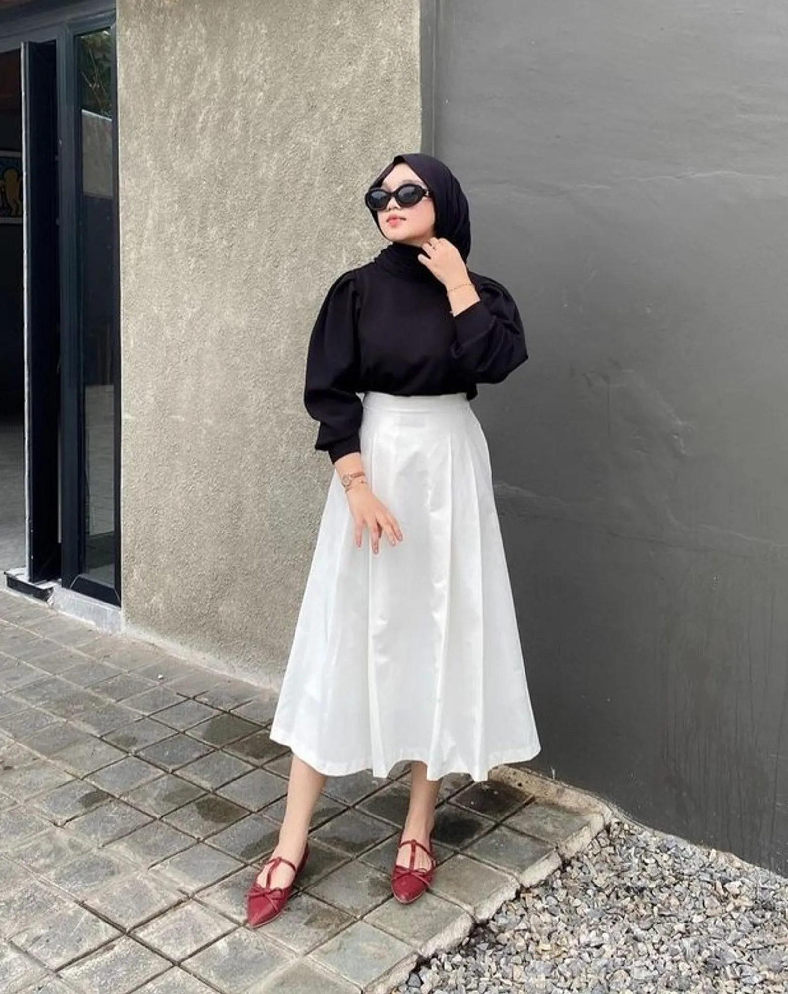 10 Ide OOTD Rok Putih yang Anggun dan Feminin, Manis!