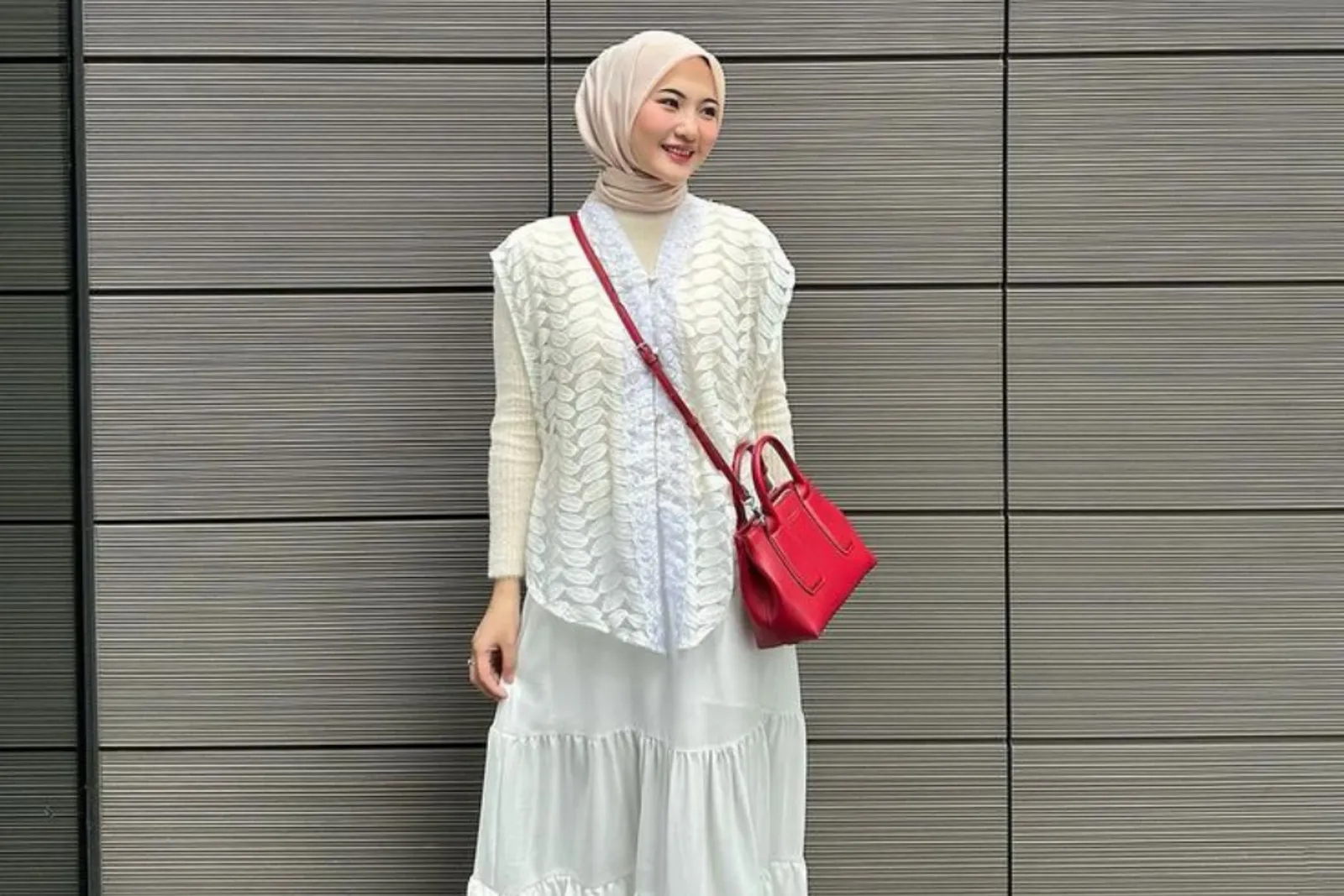 10 Ide OOTD Rok Putih yang Anggun dan Feminin, Manis!