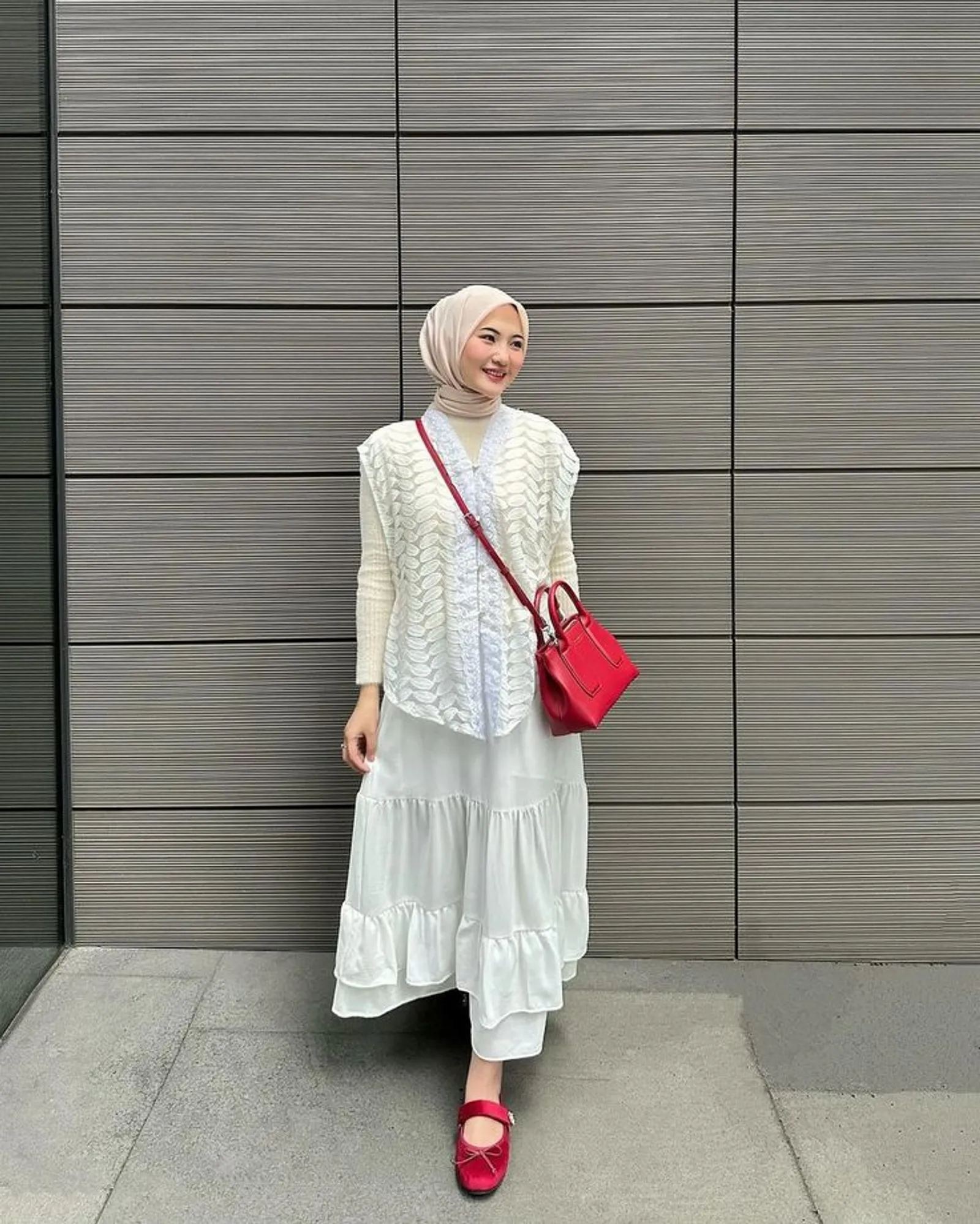 10 Ide OOTD Rok Putih yang Anggun dan Feminin, Manis!