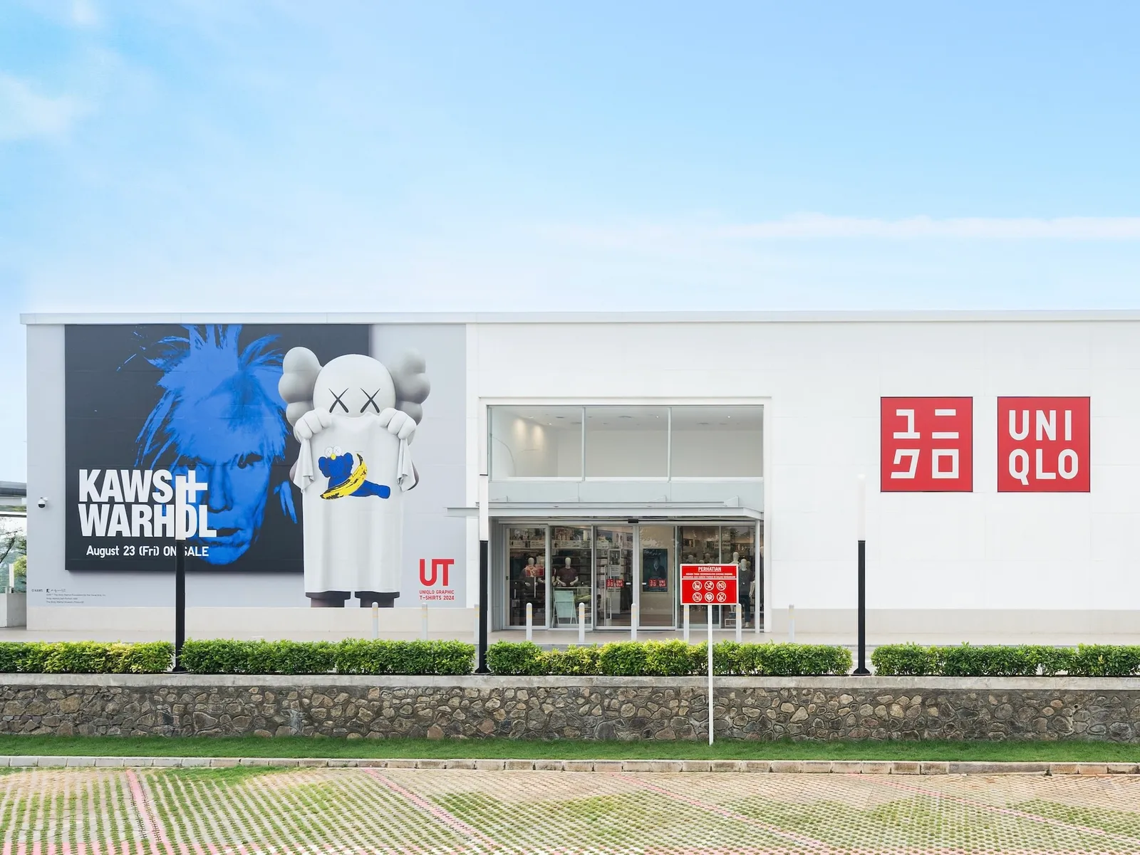 UNIQLO Rilis Kolaborasi Ikonik  UT Spesial KAWS + Warhol