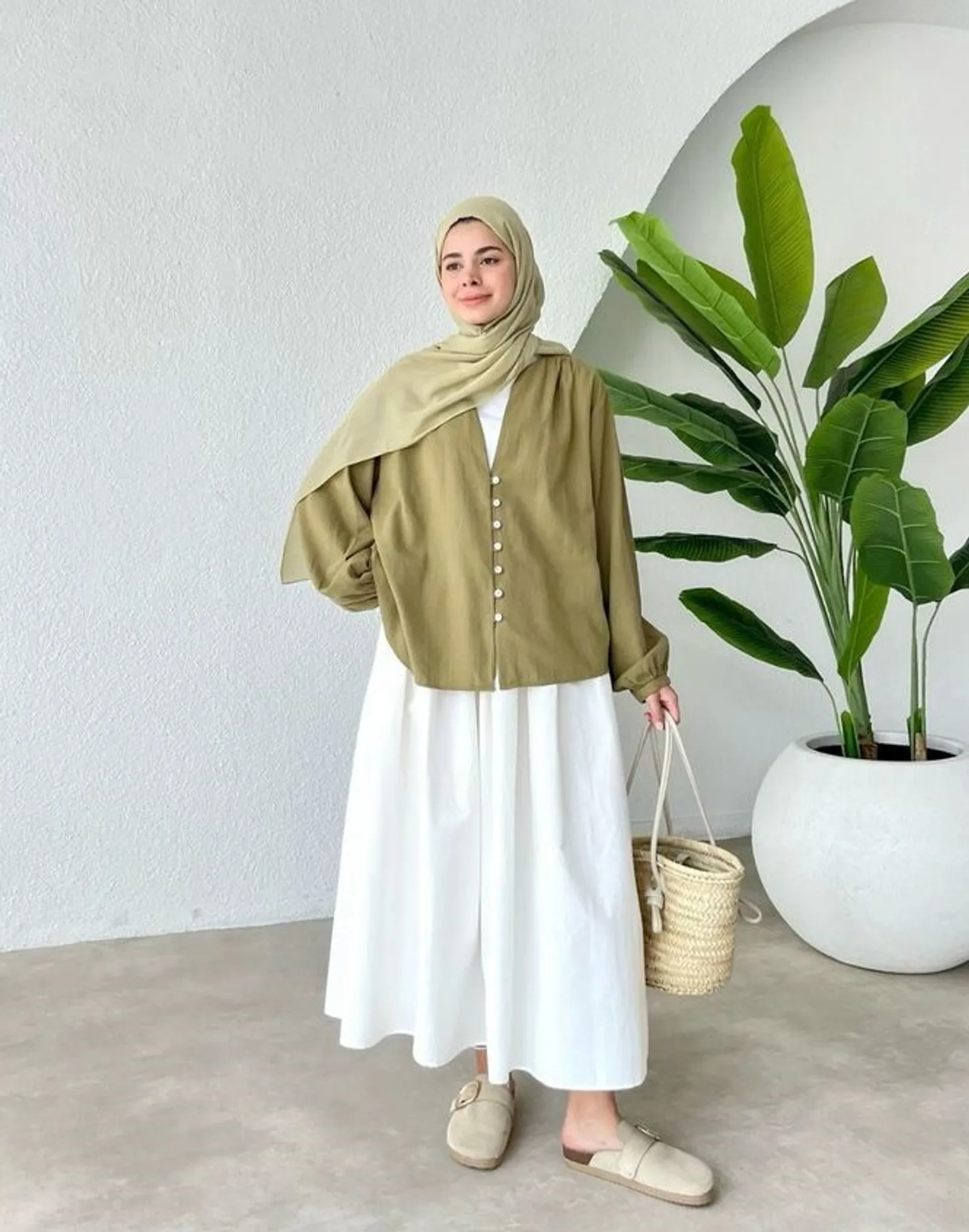 10 Ide OOTD Rok Putih yang Anggun dan Feminin, Manis!