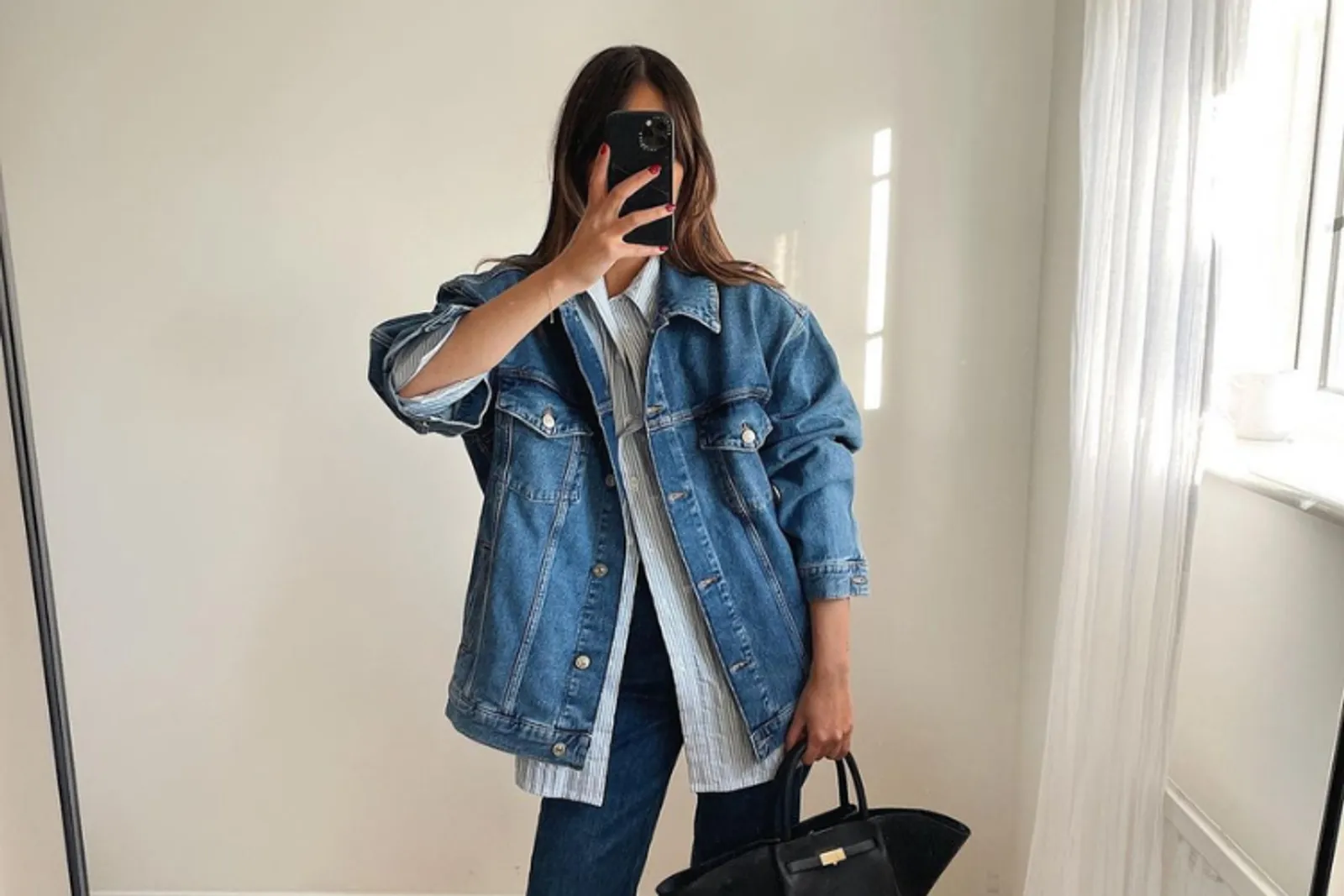 7 Tips Modis Jaket Denim Wanita untuk Ke Kampus