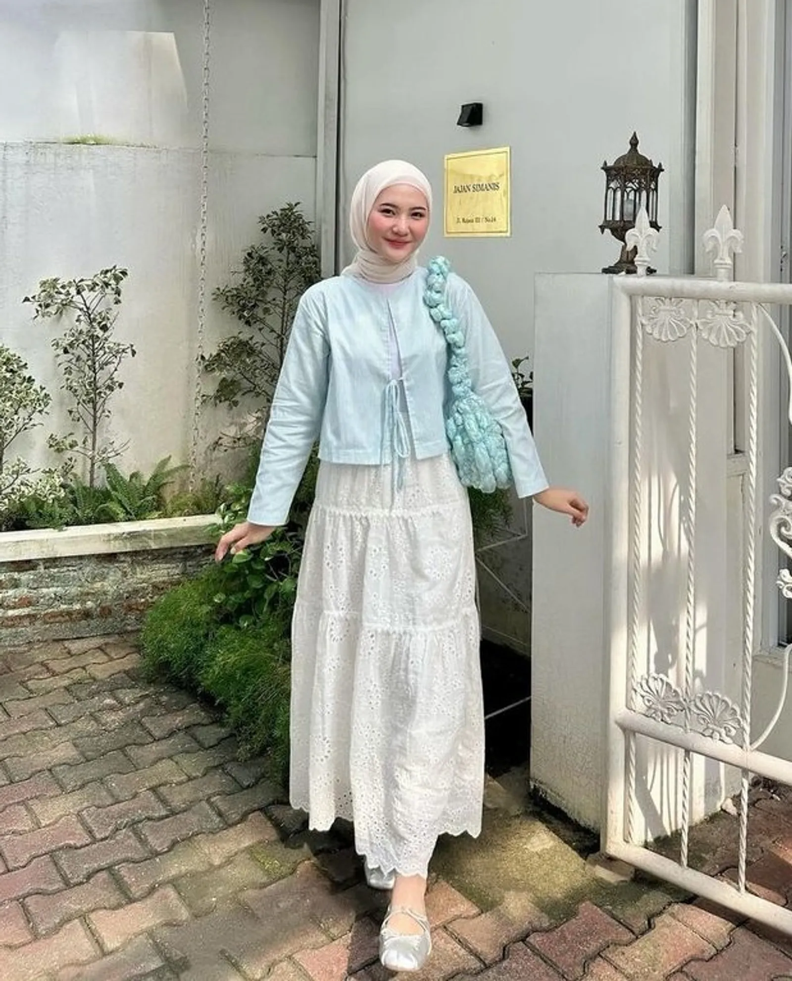 10 Ide OOTD Rok Putih yang Anggun dan Feminin, Manis!