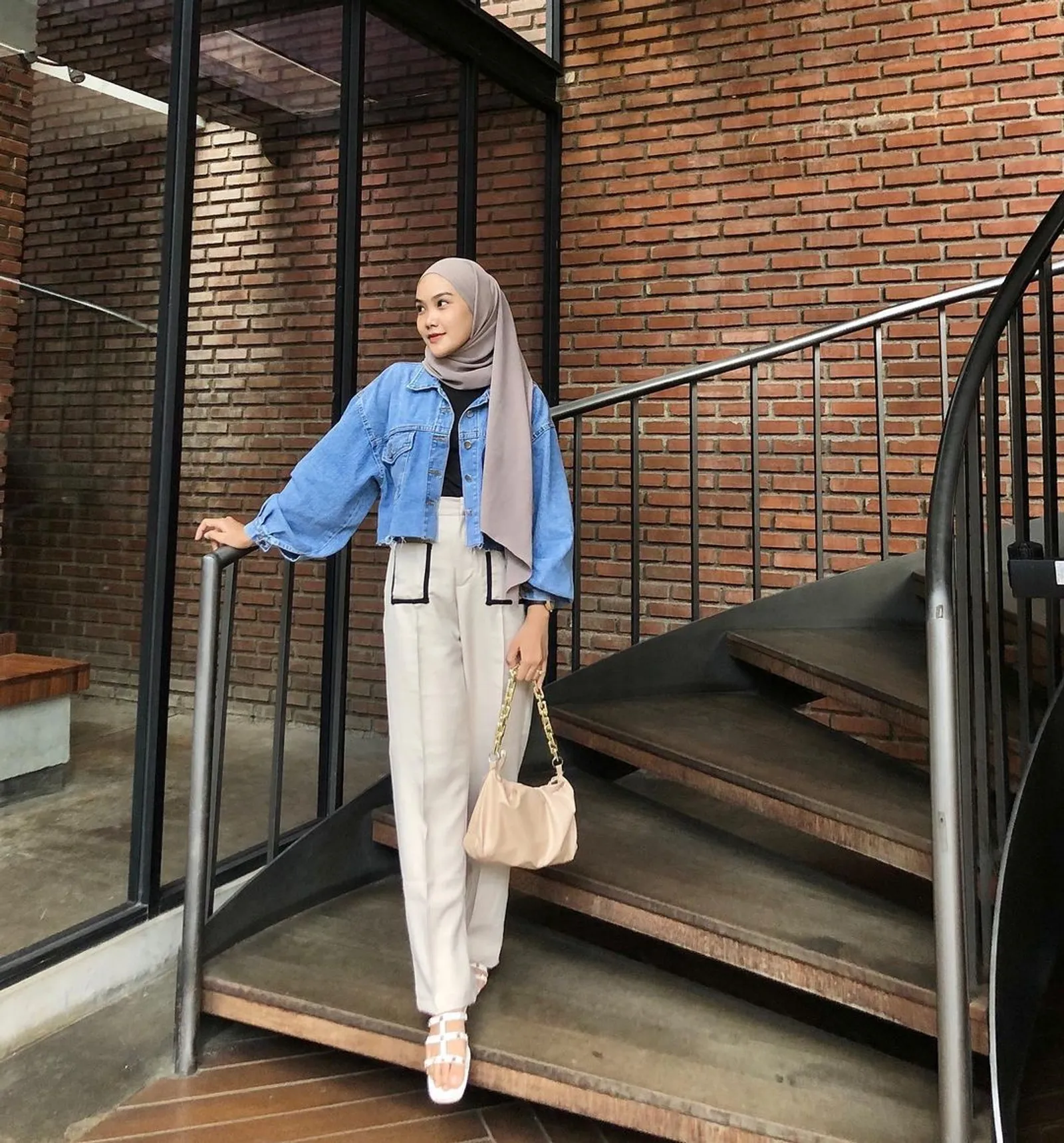 7 Tips Modis Jaket Denim Wanita untuk Ke Kampus