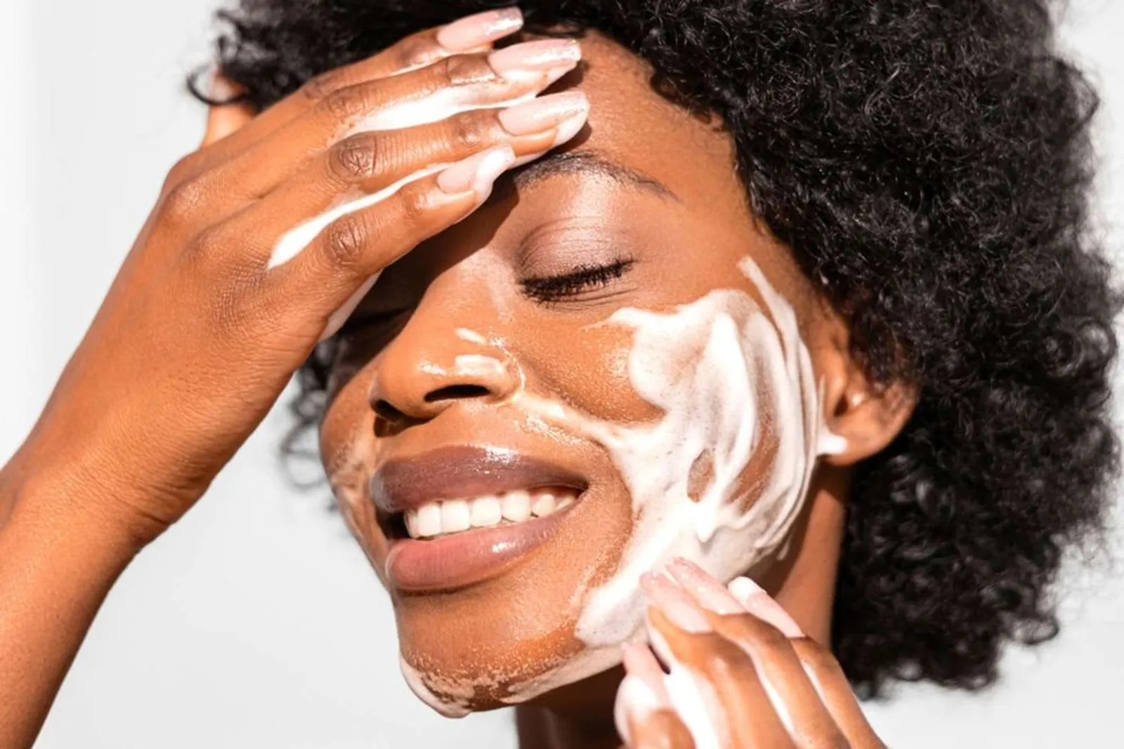 7 Cara Mengatasi Wajah Bruntusan Akibat Skincare