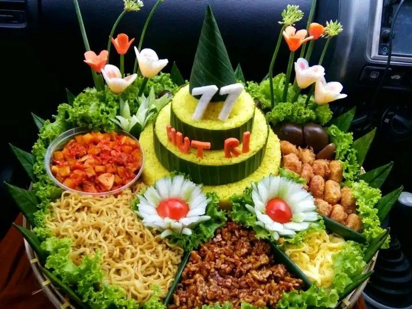 10 Kreasi Nasi Tumpeng Sederhana tapi Menarik untuk 17 Agustus