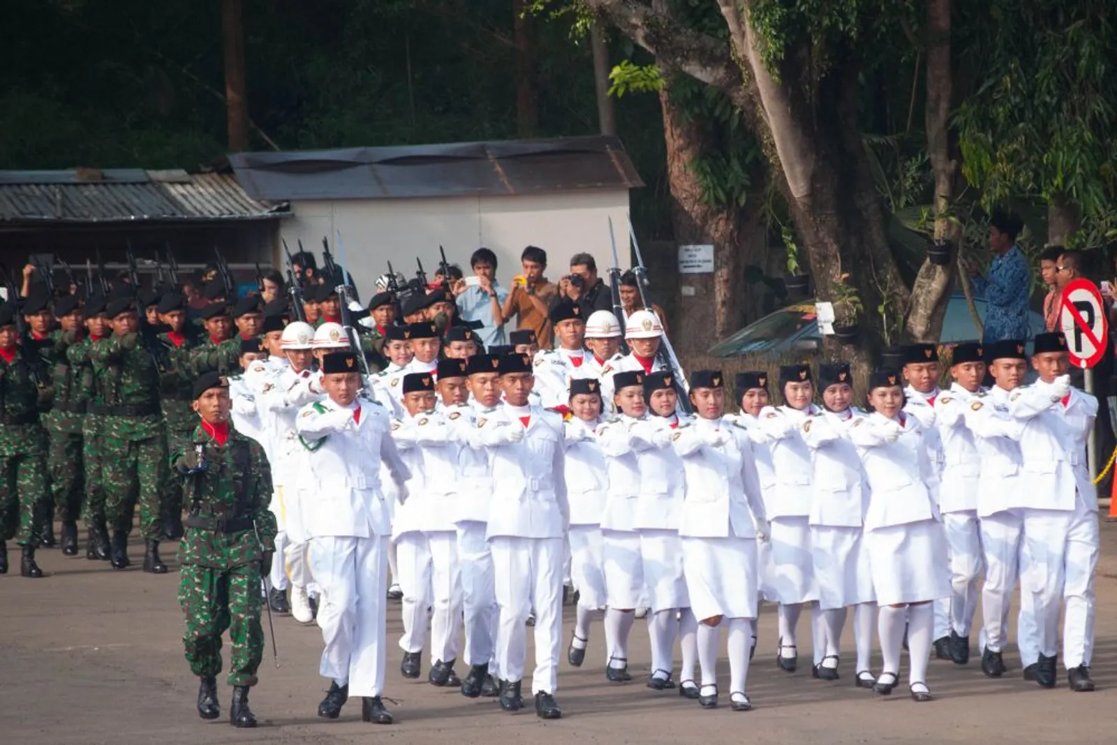 10 Daftar Perlengkapan Paskibra Putra dan Putri Lengkap