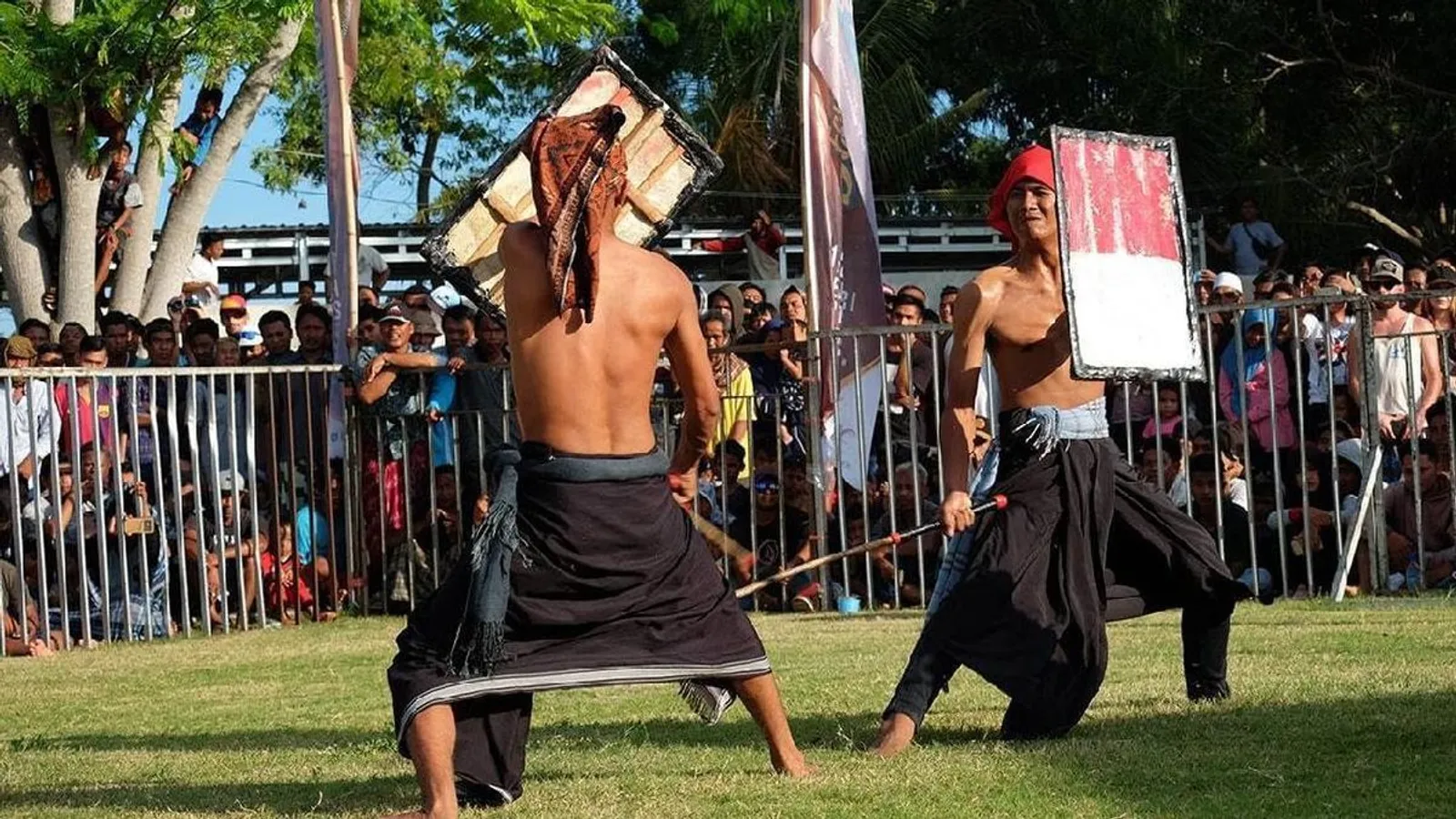 Mengenal Tradisi Peresean Lombok, Menggunakan Senjata dari Rotan?!