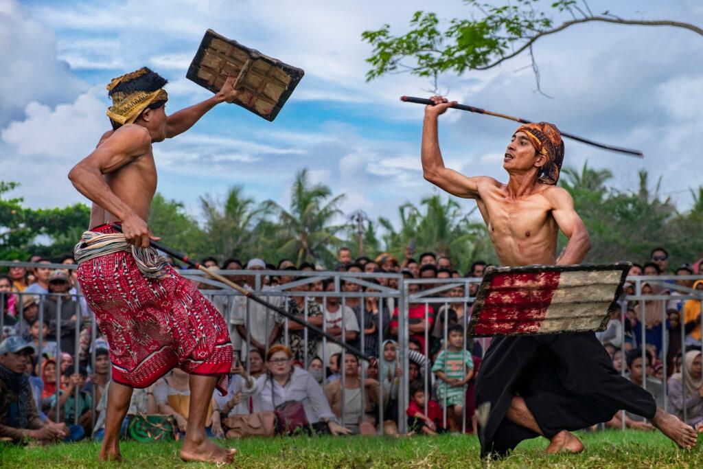 Mengenal Tradisi Peresean Duel Tongkat Khas Lombok