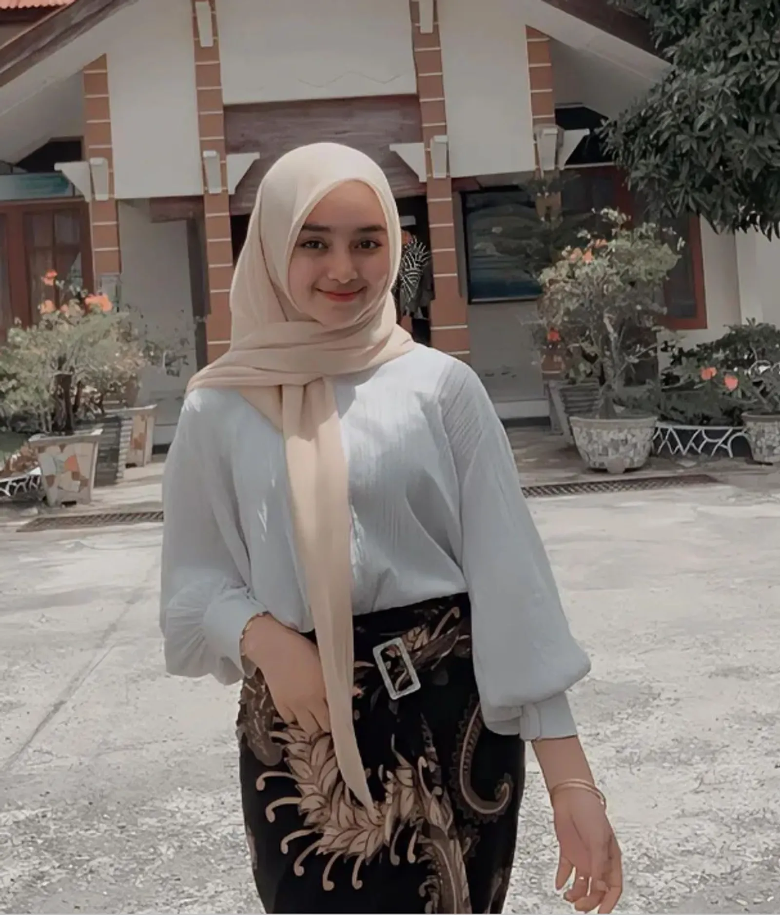 7 OOTD Rok Lilit dan Kemeja yang Simpel tapi Fashionable