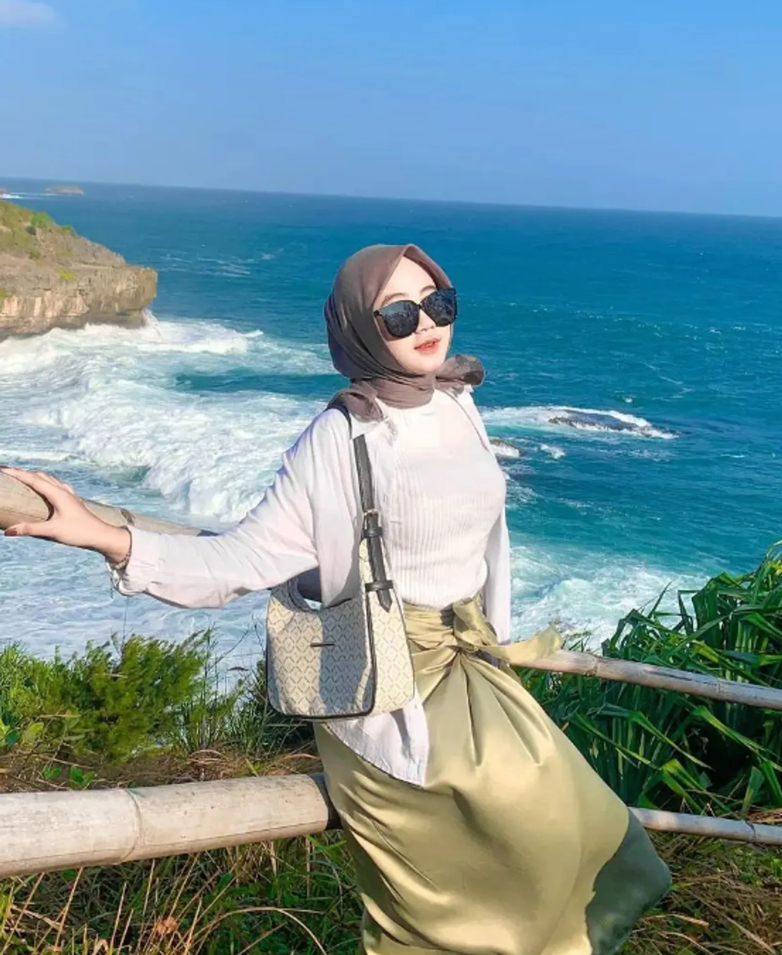 7 OOTD Rok Lilit dan Kemeja yang Simpel tapi Fashionable