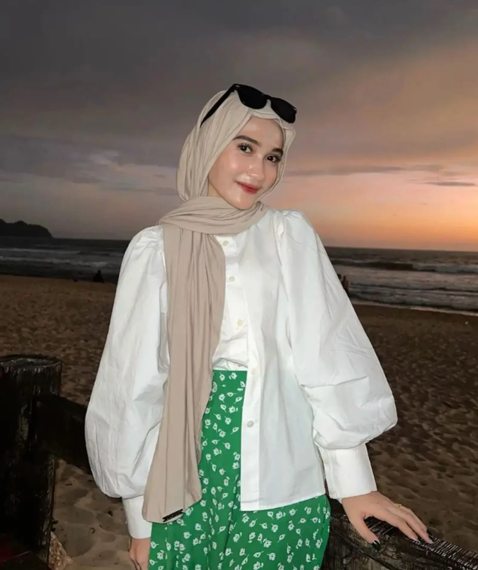 7 OOTD Rok Lilit dan Kemeja yang Simpel tapi Fashionable