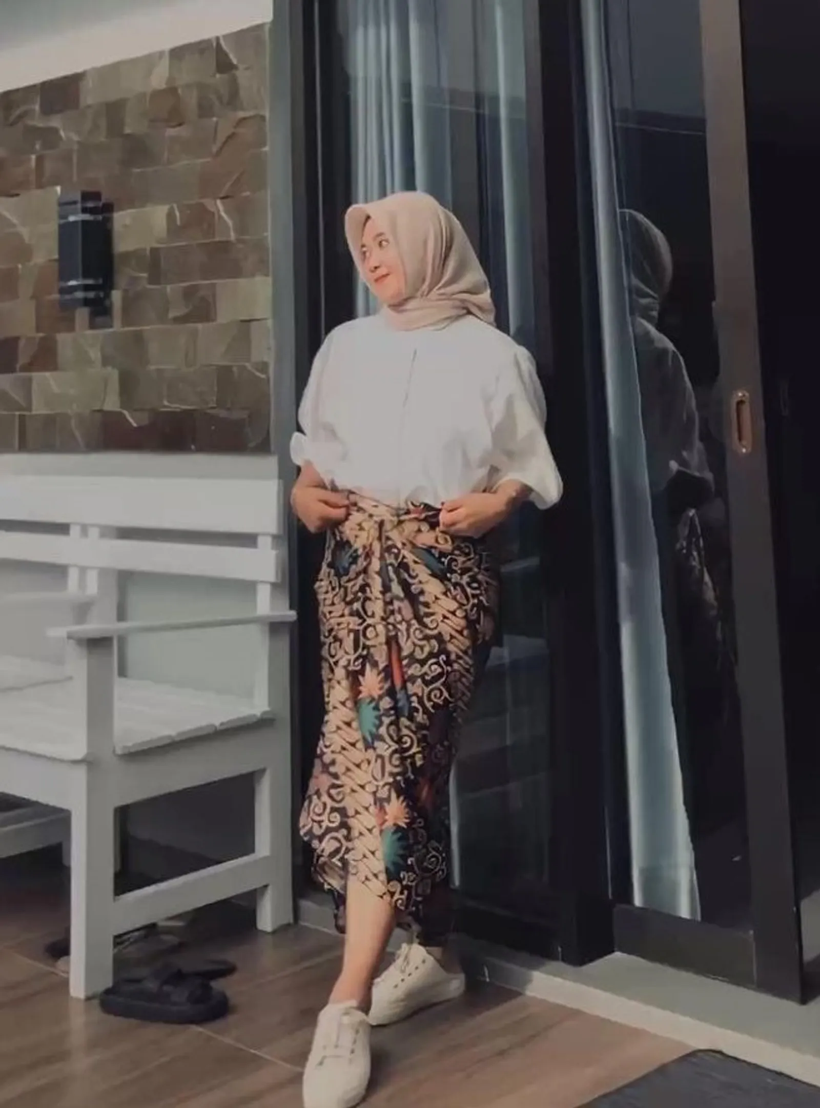 7 OOTD Rok Lilit dan Kemeja yang Simpel tapi Fashionable