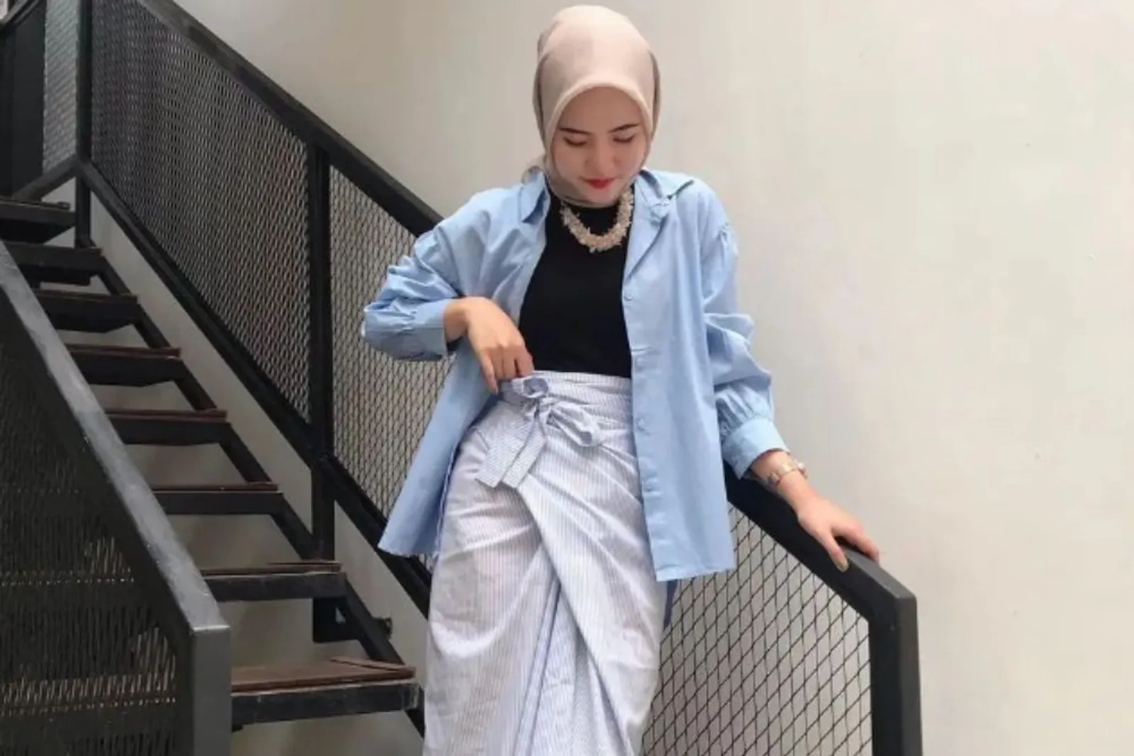 7 OOTD Rok Lilit dan Kemeja yang Simpel tapi Fashionable