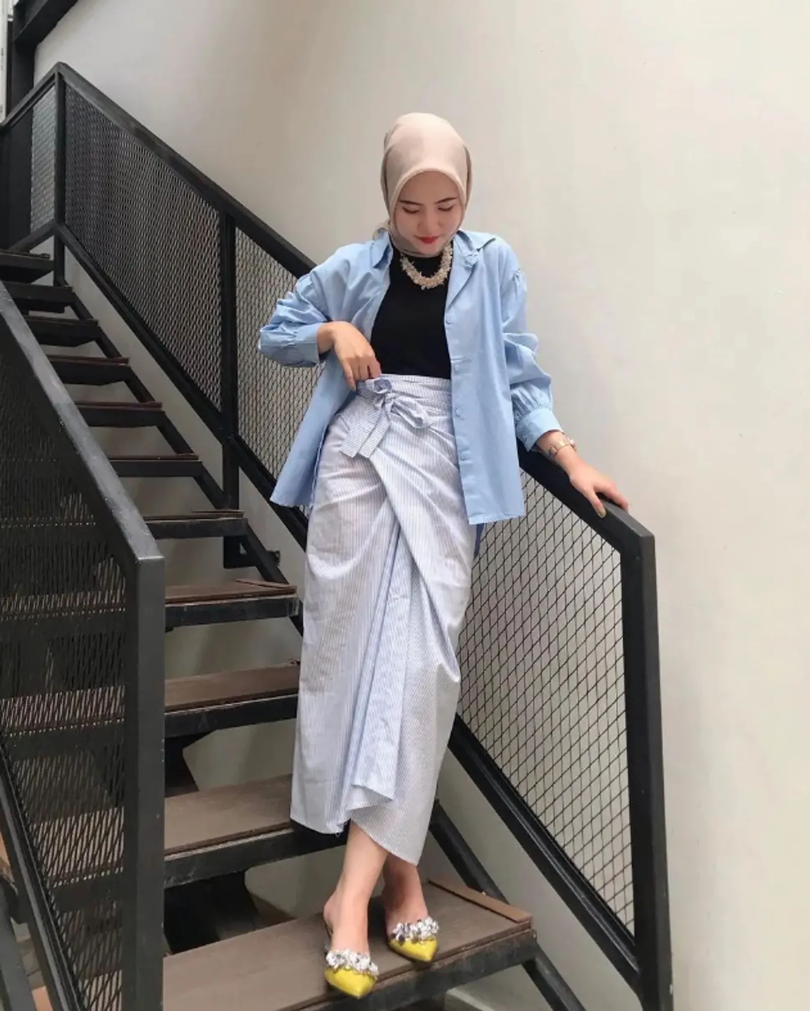 7 OOTD Rok Lilit dan Kemeja yang Simpel tapi Fashionable