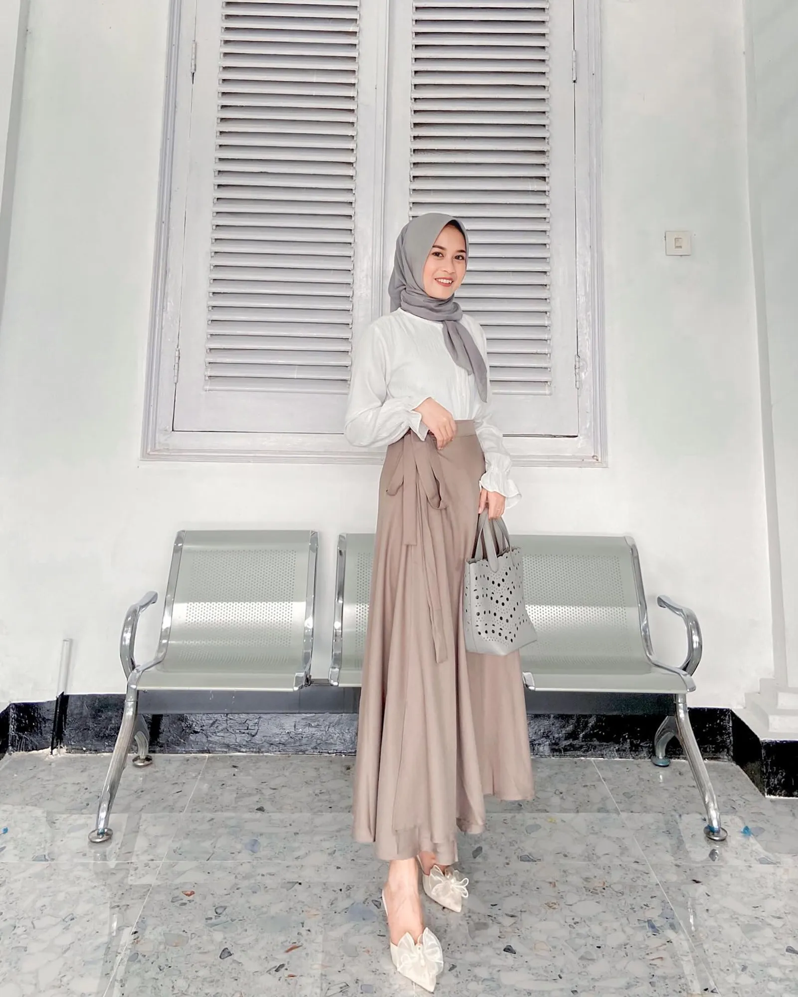 7 OOTD Rok Lilit dan Kemeja yang Simpel tapi Fashionable