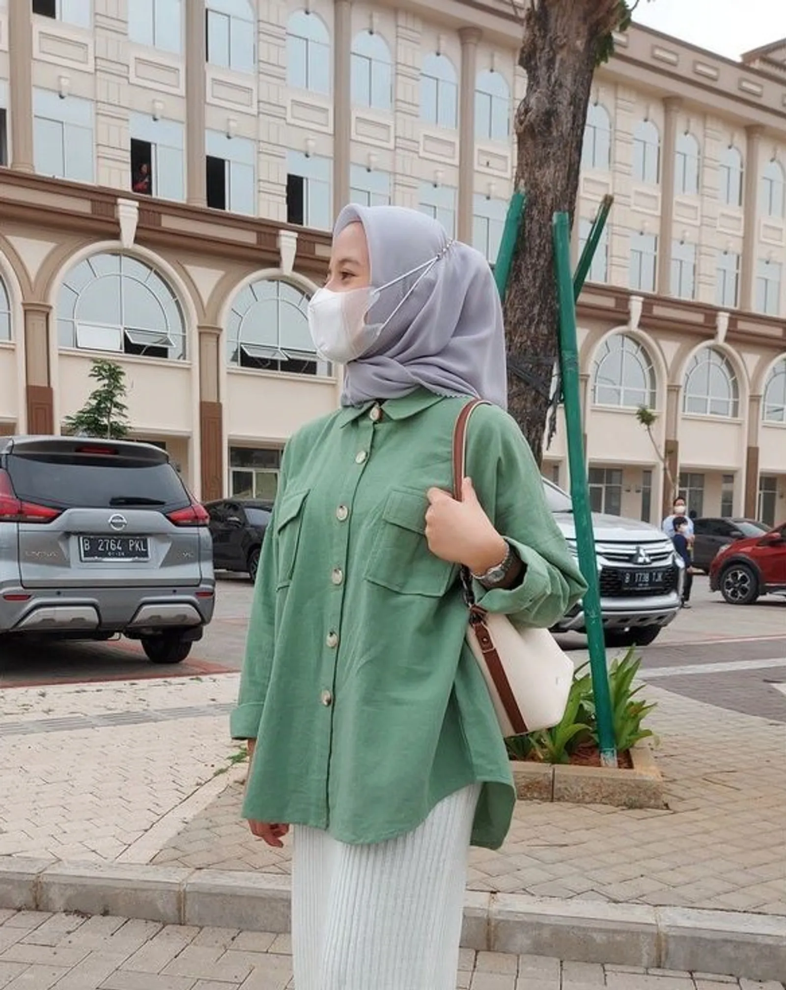 8 Warna Baju yang Pasti Cocok dengan Jilbab Abu-abu