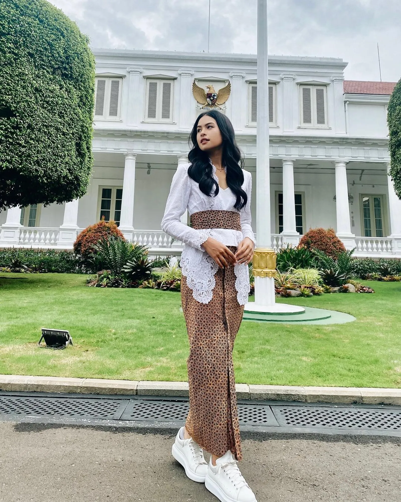 5 Style Kebaya dengan Sepatu Sneakers Kekinian A La Seleb Indonesia