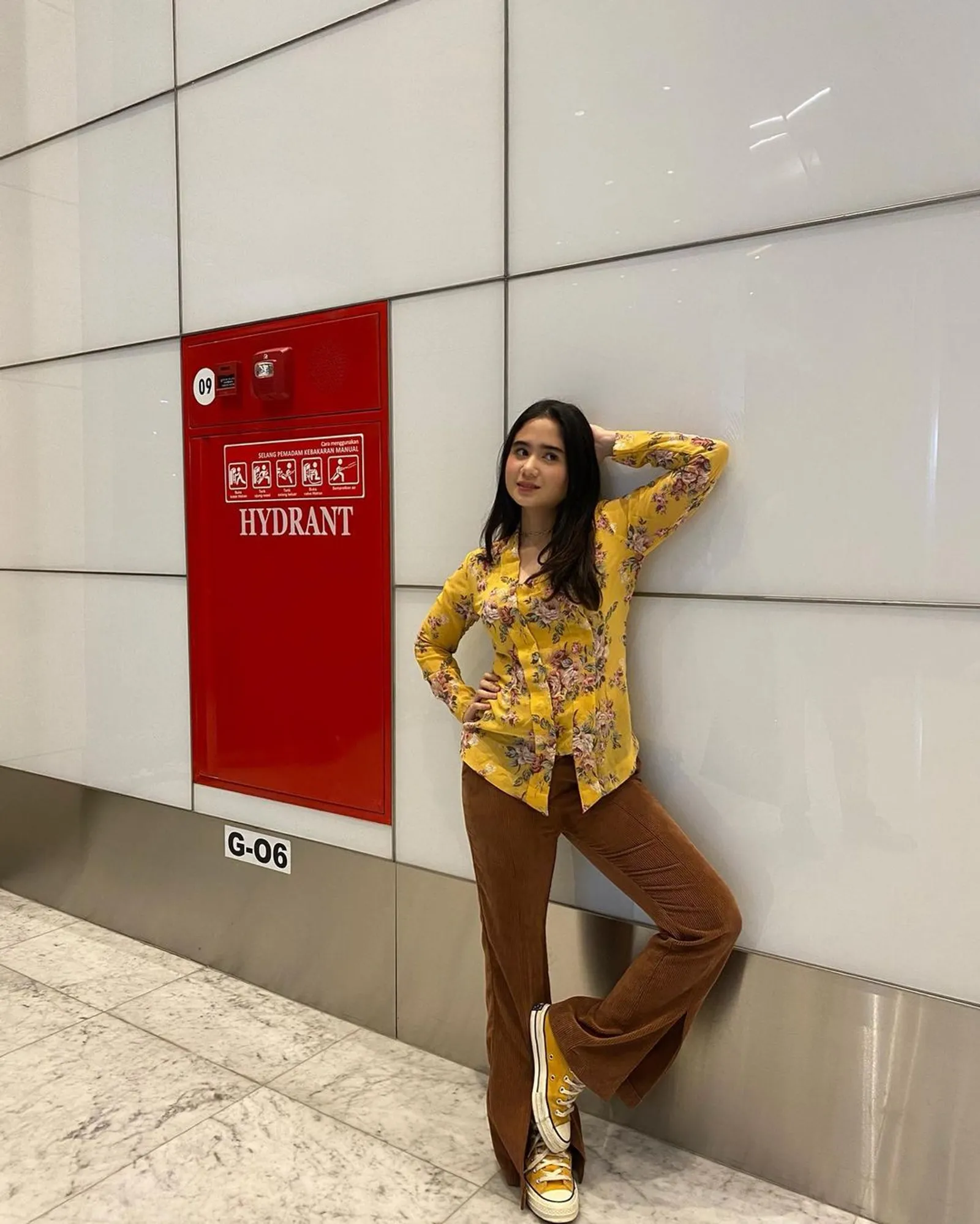 5 Style Kebaya dengan Sepatu Sneakers Kekinian A La Seleb Indonesia