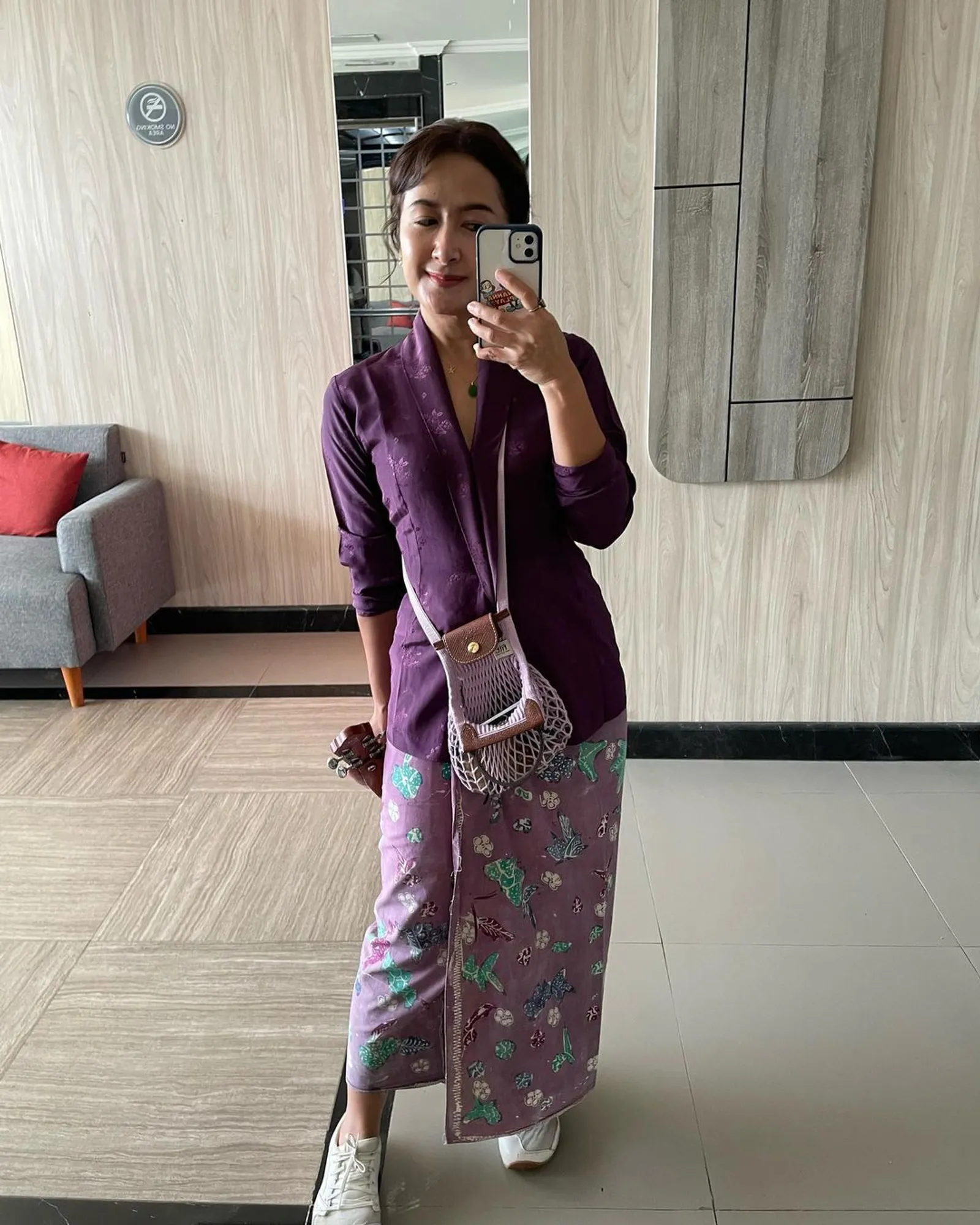 5 Style Kebaya dengan Sepatu Sneakers Kekinian A La Seleb Indonesia