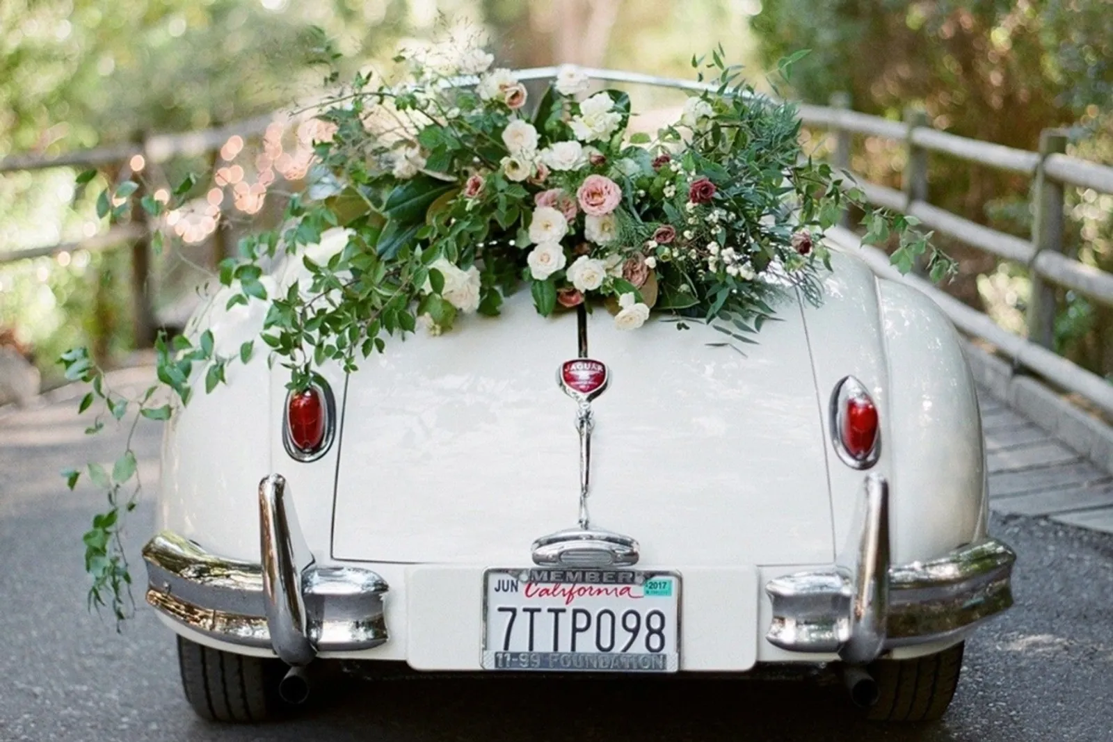 10 Dekorasi Wedding Car Inspirasi untuk Mobil Pengantinmu