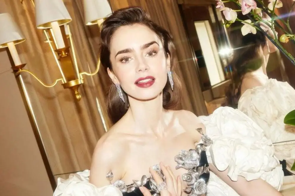 Makeup Look Lily Collins, Matte dan Elegan!