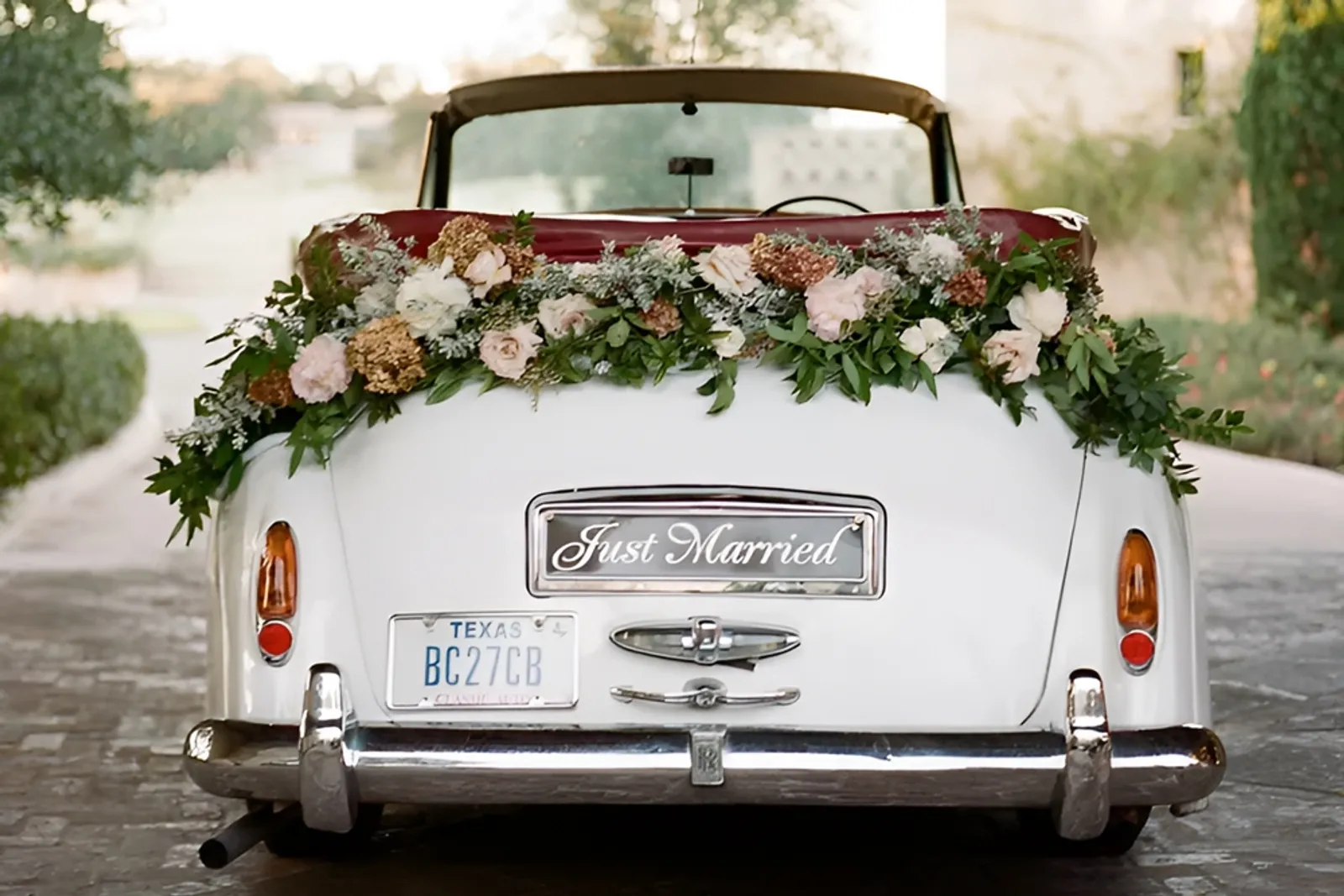 10 Dekorasi Wedding Car Inspirasi untuk Mobil Pengantinmu