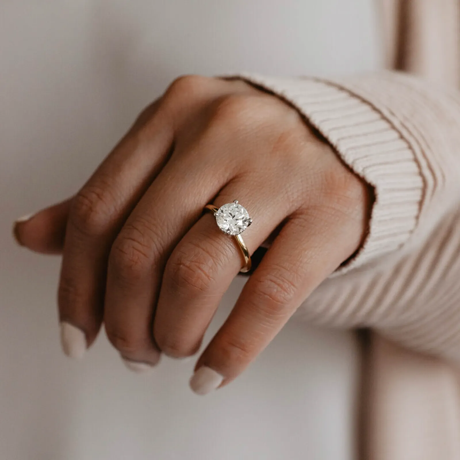 Cincin Solitaire: Model Klasik yang Tak Lekang oleh Waktu