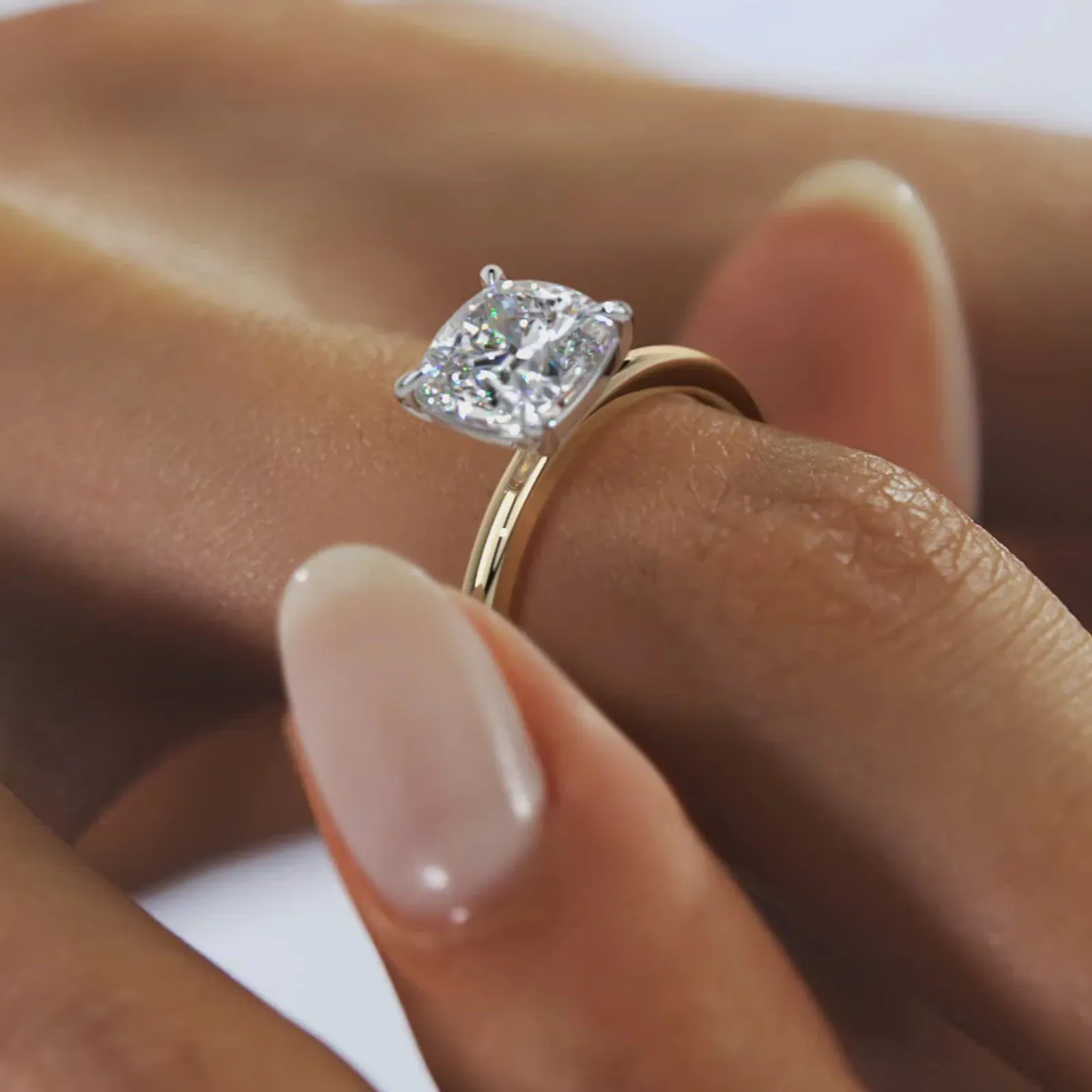 Cincin Solitaire: Model Klasik yang Tak Lekang oleh Waktu