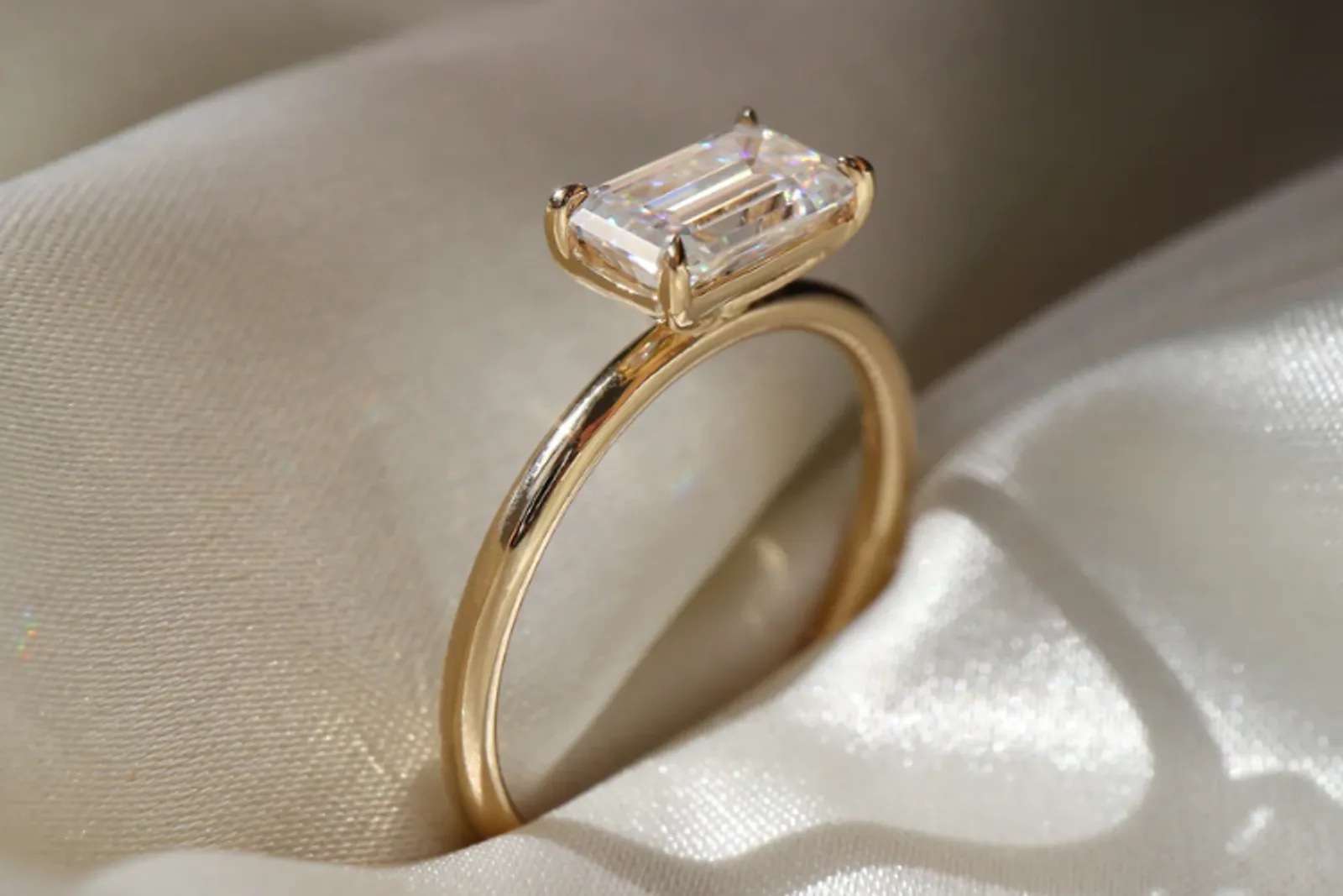 Cincin Solitaire: Model Klasik yang Tak Lekang oleh Waktu