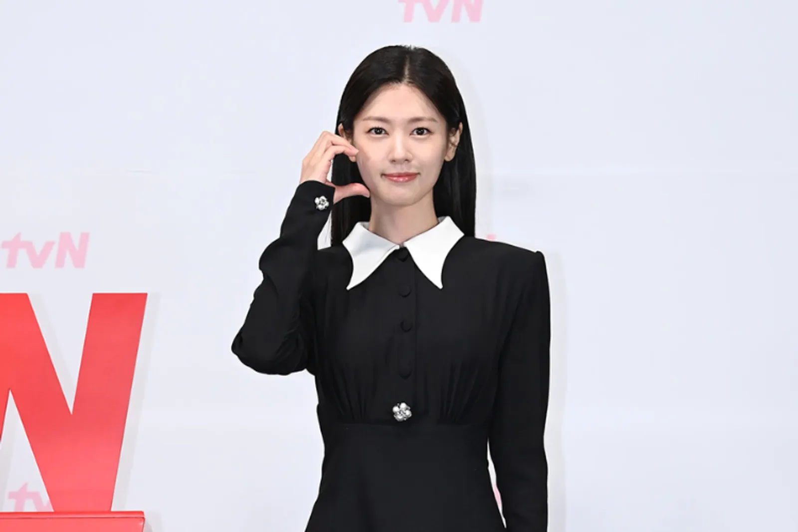 Intip Gaya Asli Jung So Min, Bae Seok Ryu di Drakor 'Love Next Door'