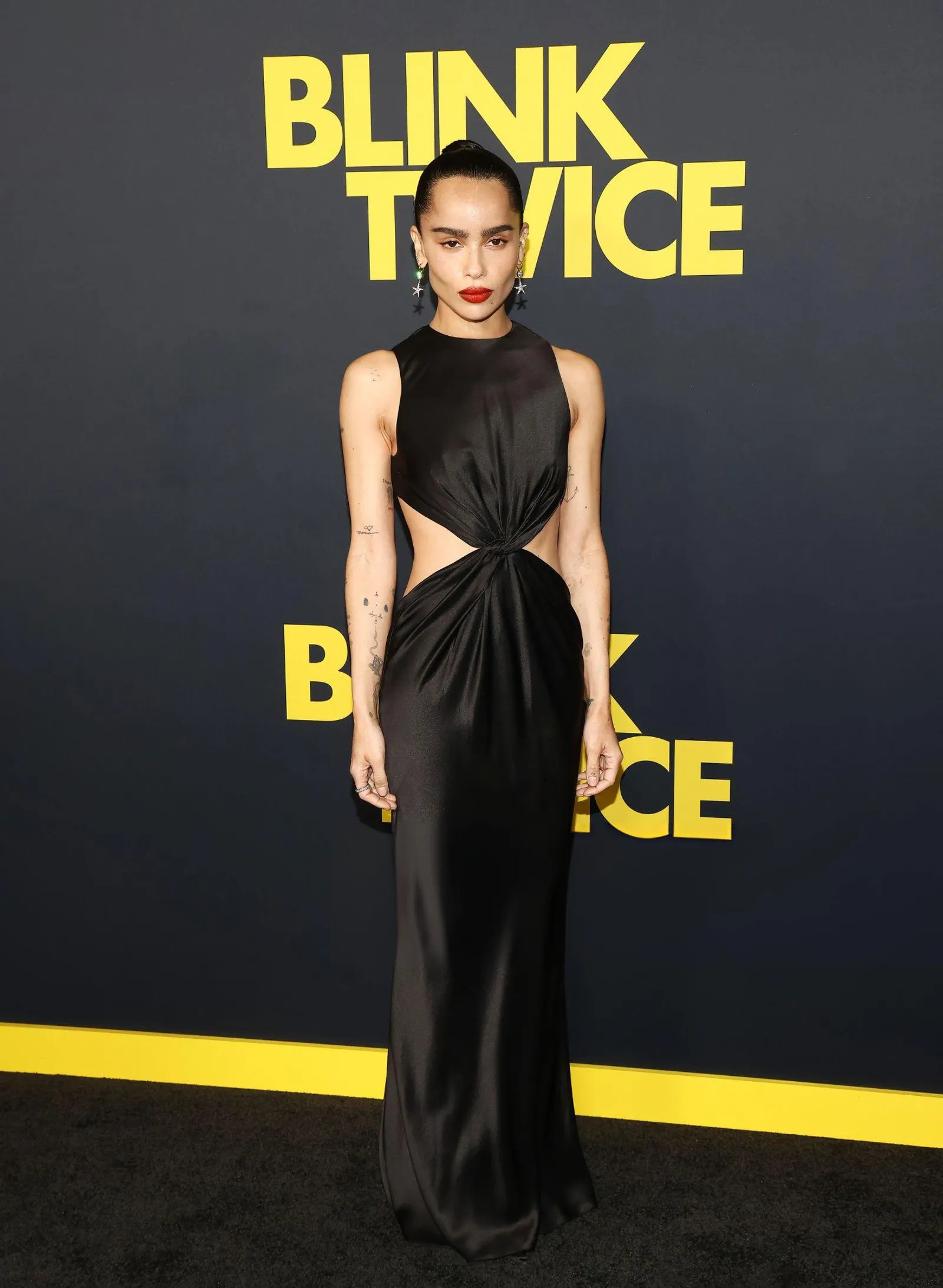 Gaya Chic Zoë Kravitz Pakai Gaun Hitam, Karpet Merah Hingga Front Row