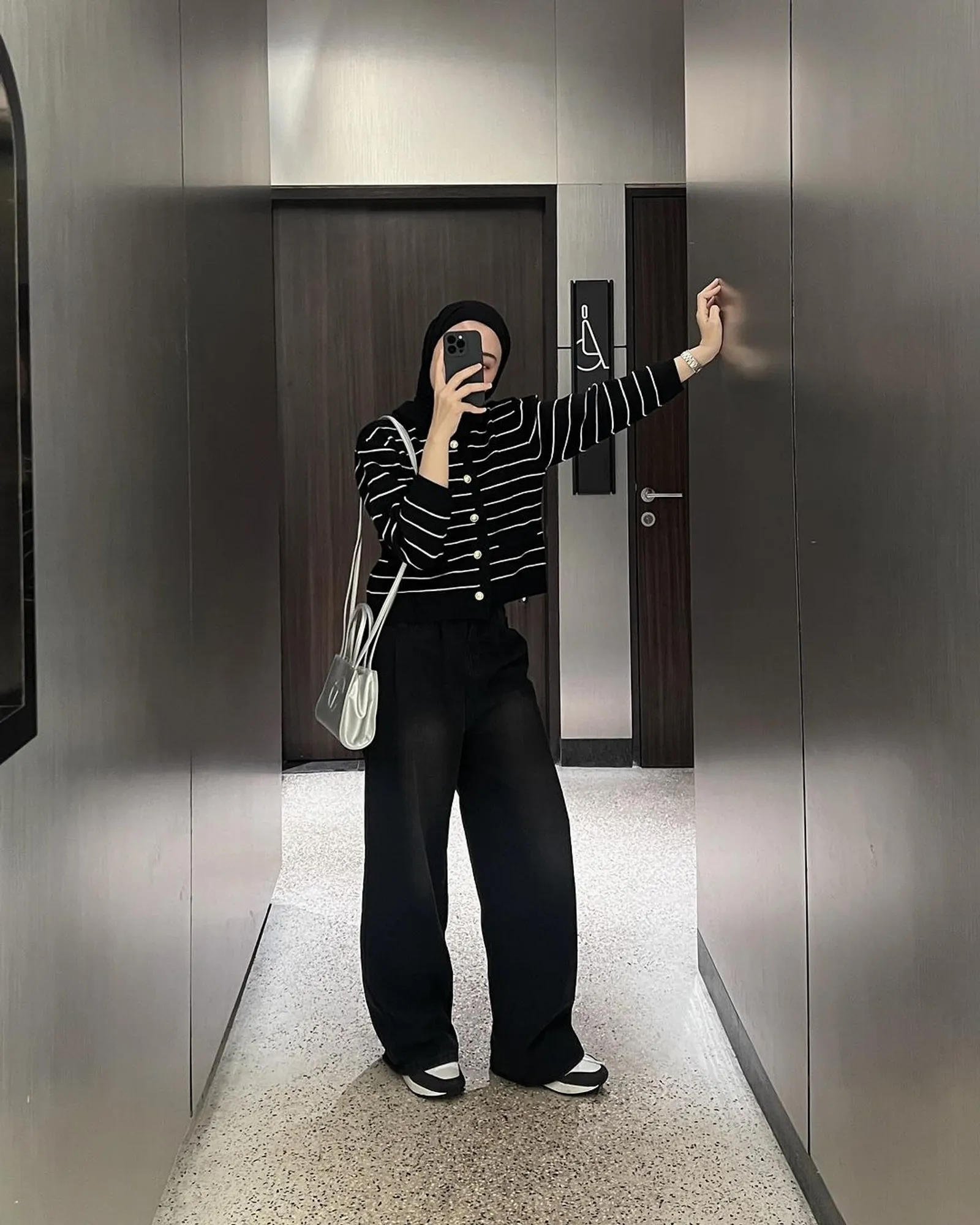 5 OOTD Kulot Jeans Hitam buat ke Kantor hingga Date Night