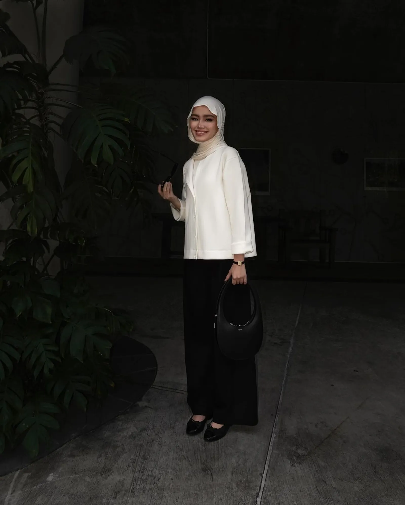 5 OOTD Kulot Jeans Hitam buat ke Kantor hingga Date Night